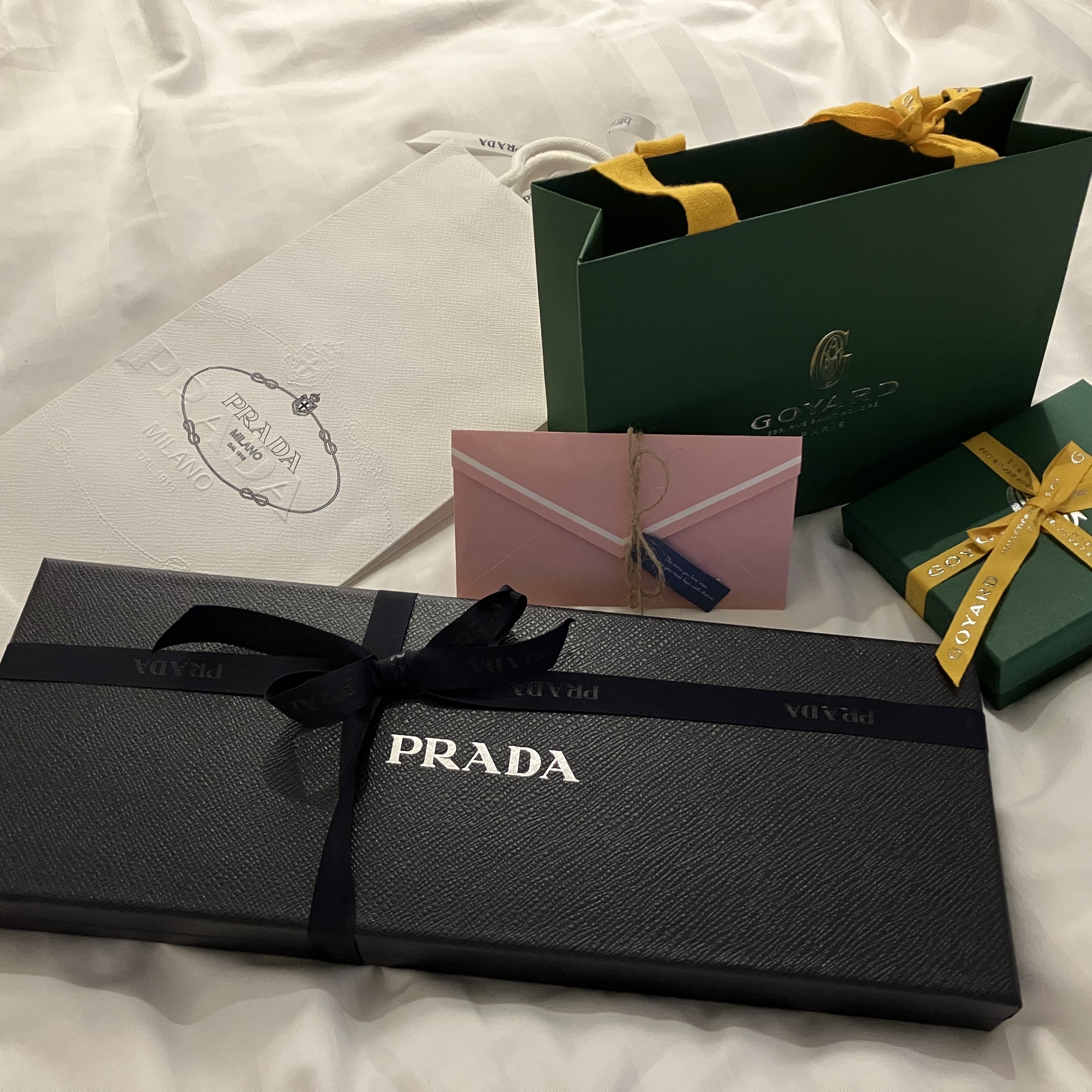 Prada Re-Nylon Gabardine Tie Black, Goyard Insert Victoire Card Holder Green 착용 스타일