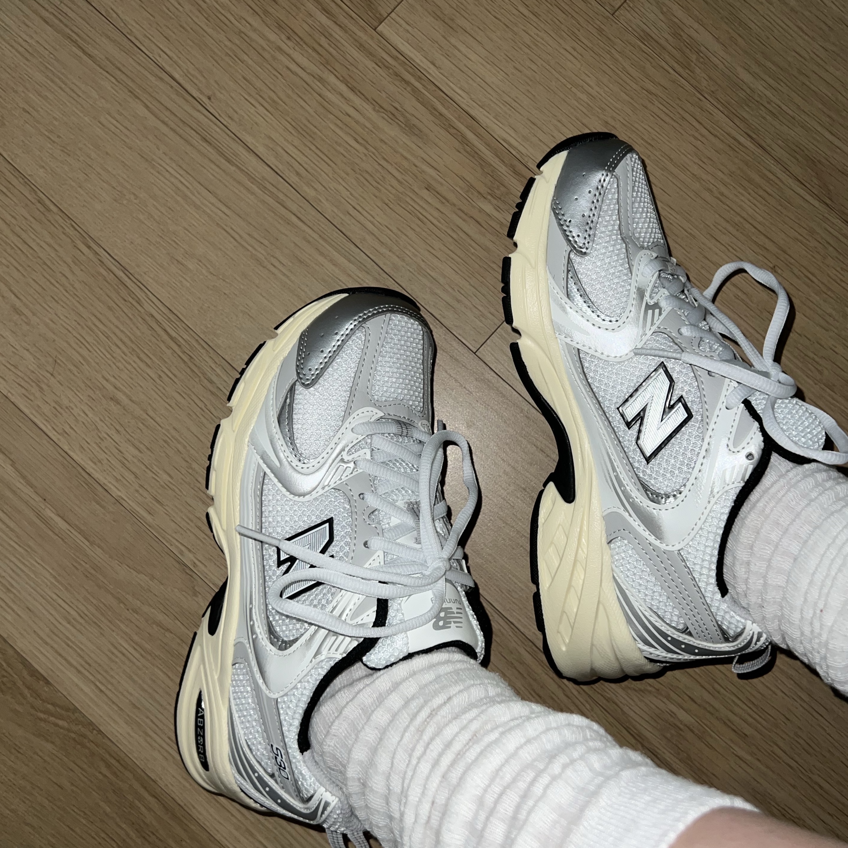 New Balance 530 Silver Cream 착용 스타일 - 1