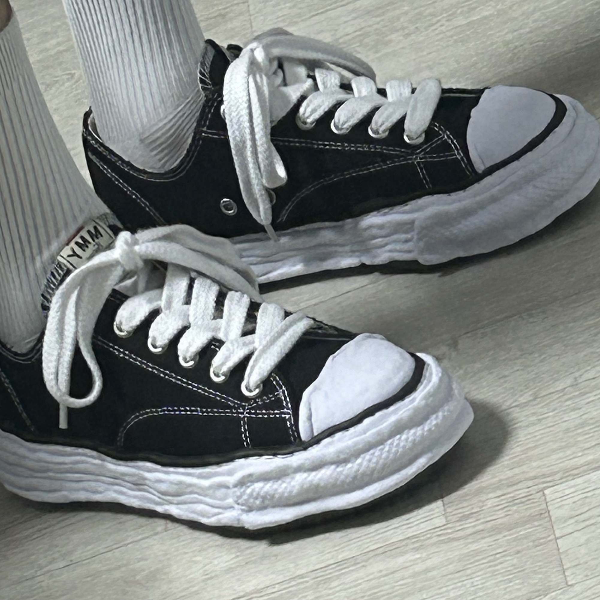 Maison Mihara Yasuhiro Peterson23 OG Sole Canvas Low-top Sneakers Black 착용 스타일 - 1