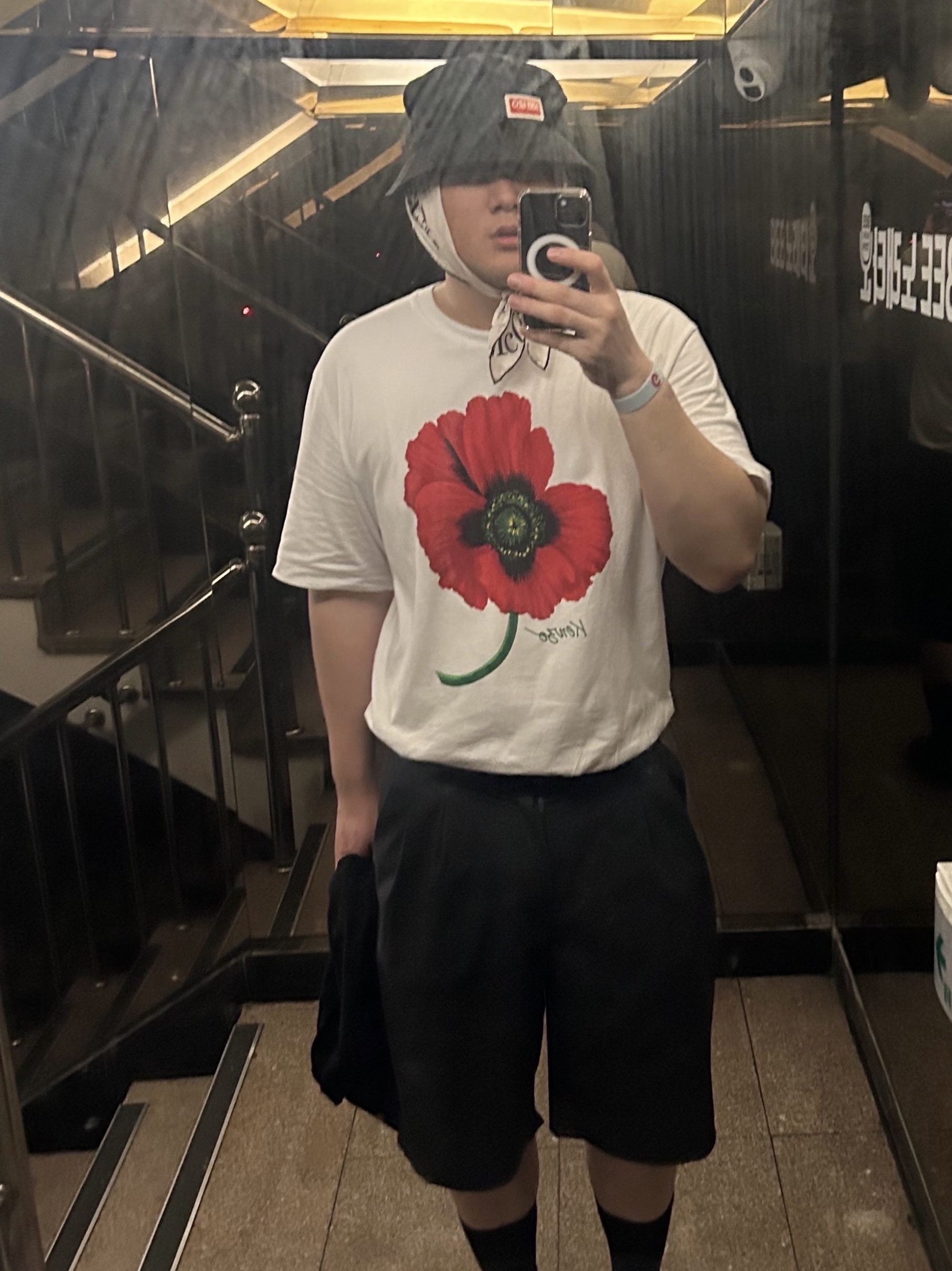 Kenzo Poppy T-Shirt White, Alexander McQueen Logo Silk Scarf White 착용 스타일