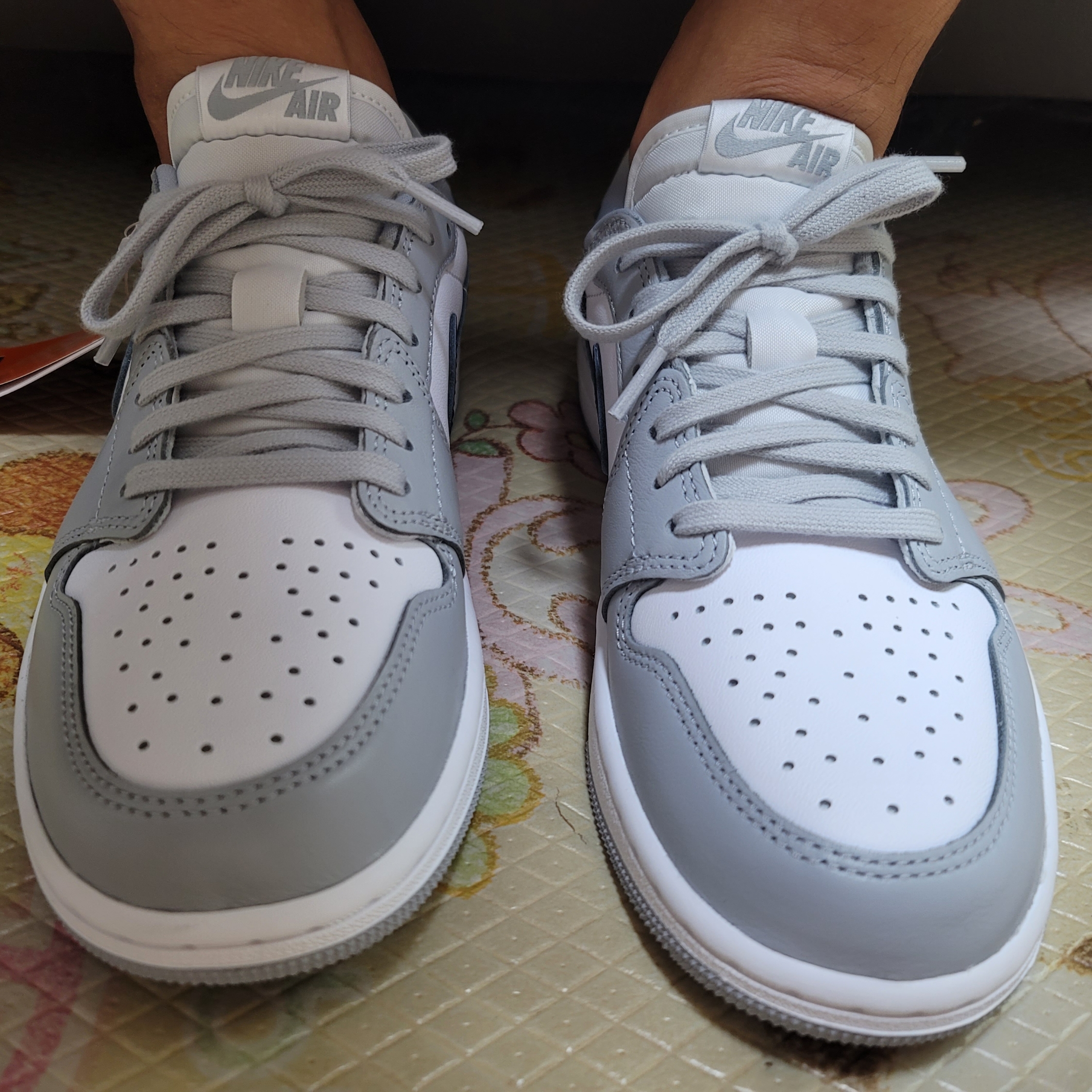 Jordan 1 Retro Low OG Wolf Grey and White 착용 스타일 - 4