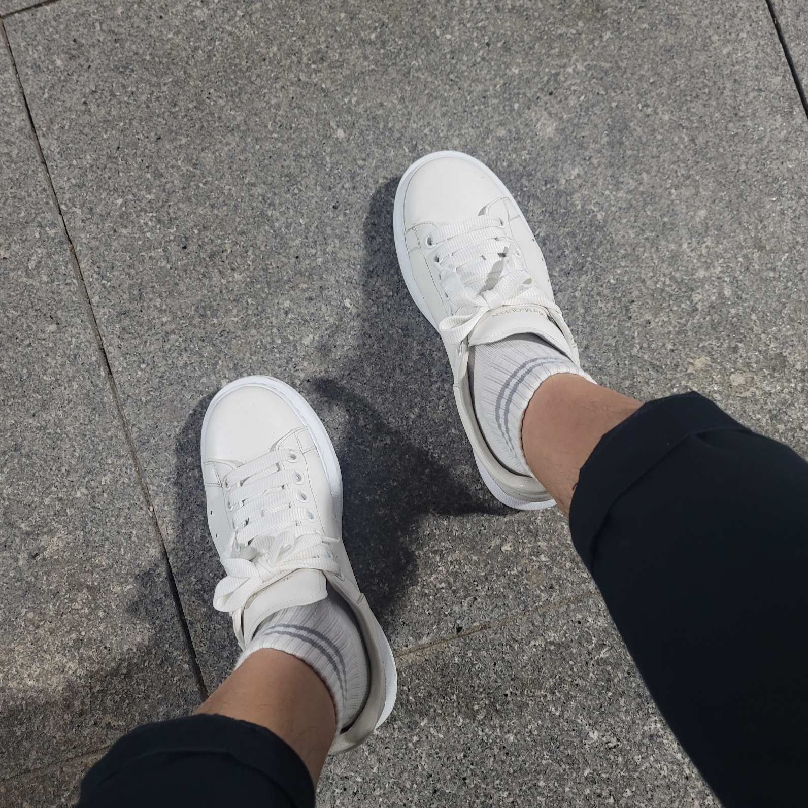 Alexander McQueen Oversized Sneakers White 착용 스타일