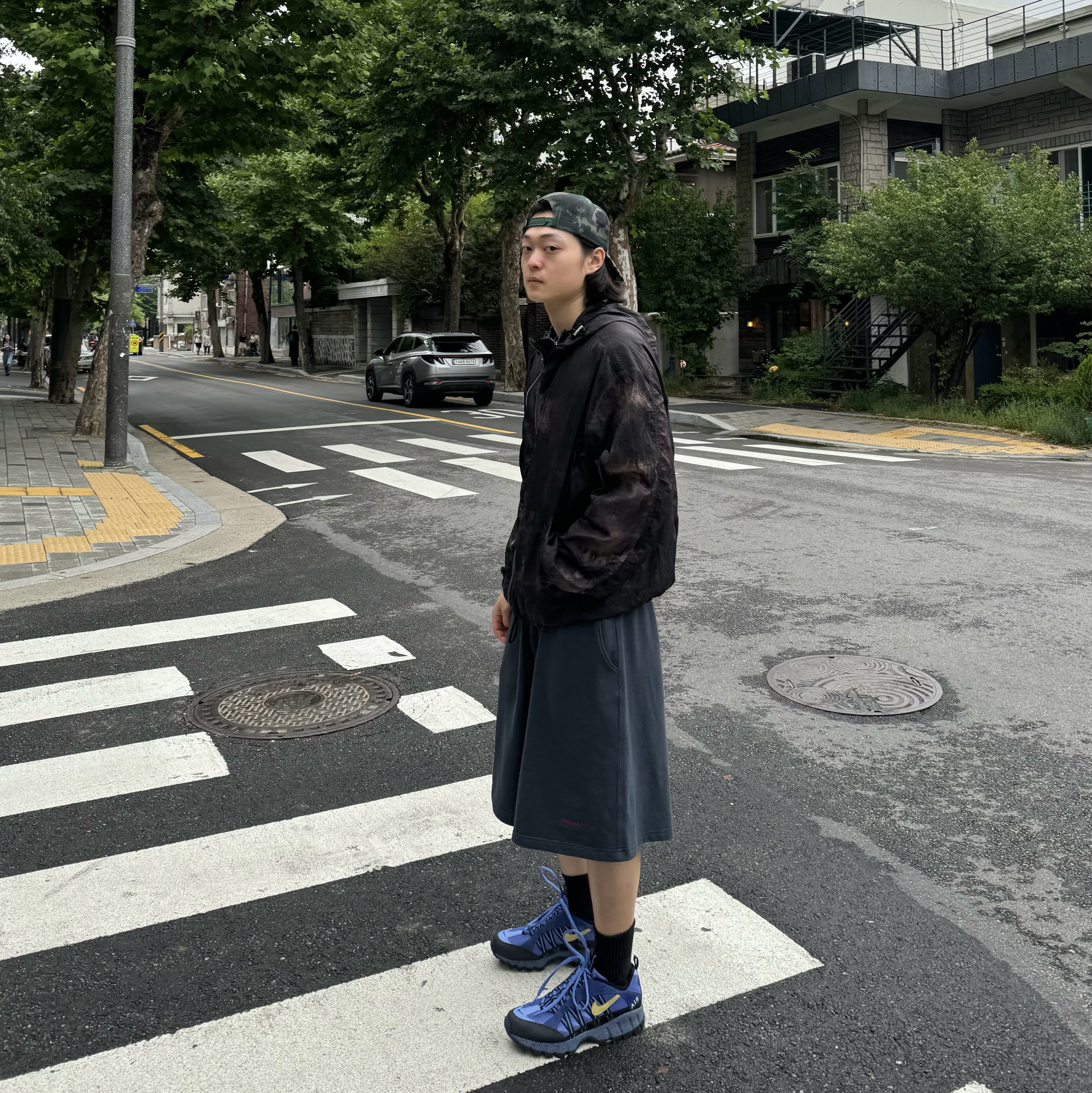 Stussy Basic Trucker Cap Camo, Nike Air Humara Deep Royal Blue and Light Ultramarine 착용 스타일 - 1