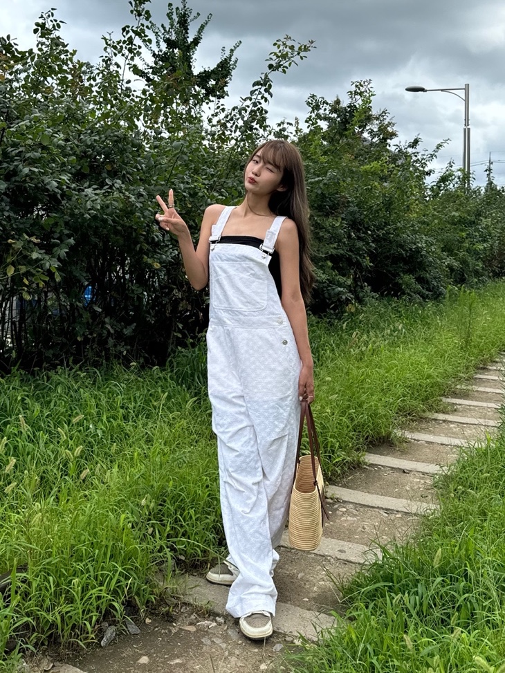 Loewe Small Square Basket Bag in Raffia and Calfskin Natural Pecan, Jordan 1 x Travis Scott Retro Low OG SP Sail and Ridgerock 착용 스타일 - 1