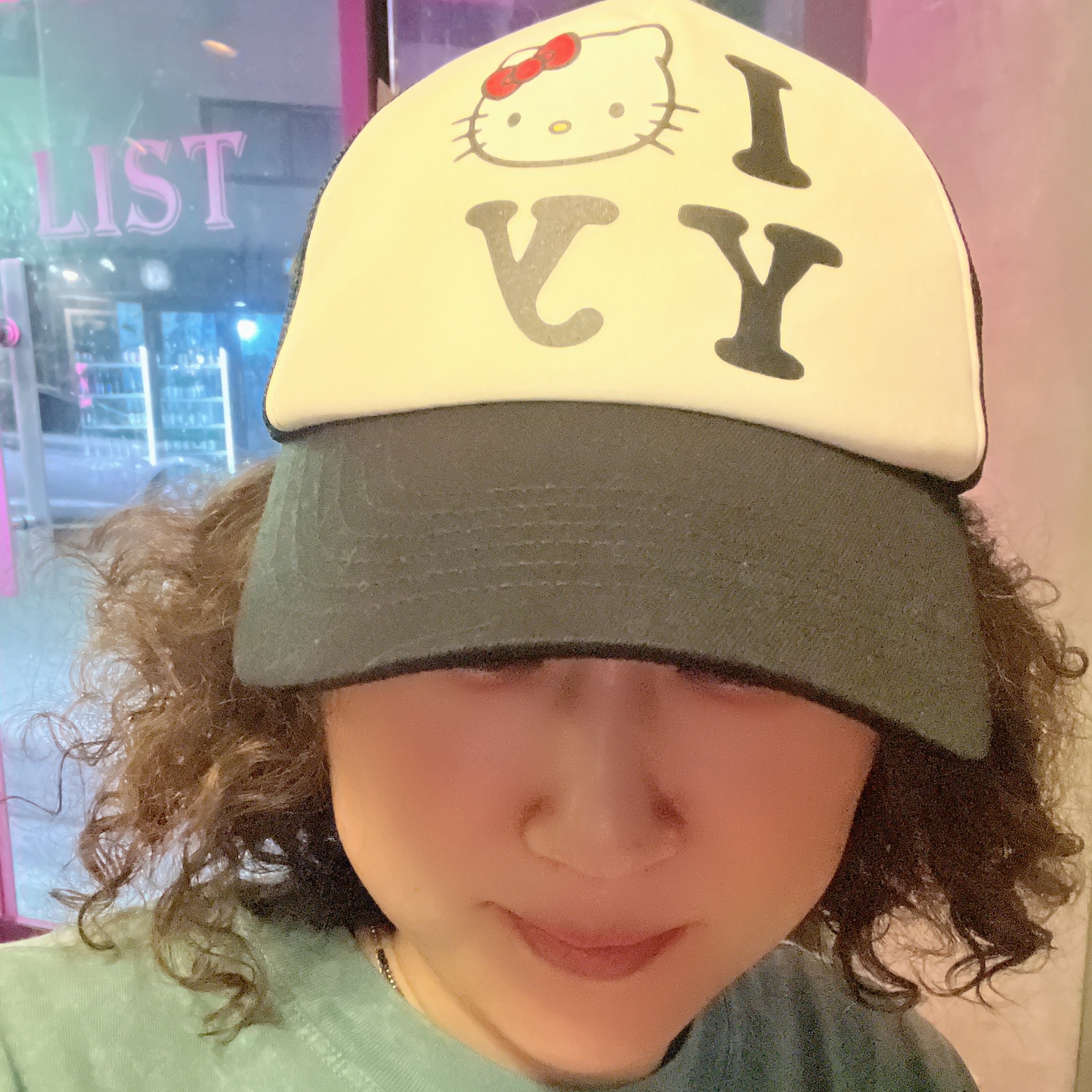 Open Yy x Hello Kitty Trucker Cap Black 착용 스타일
