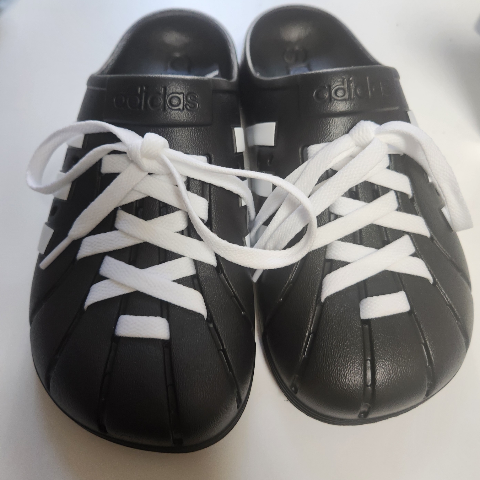 Adidas Adilette Clog Black White 착용 스타일
