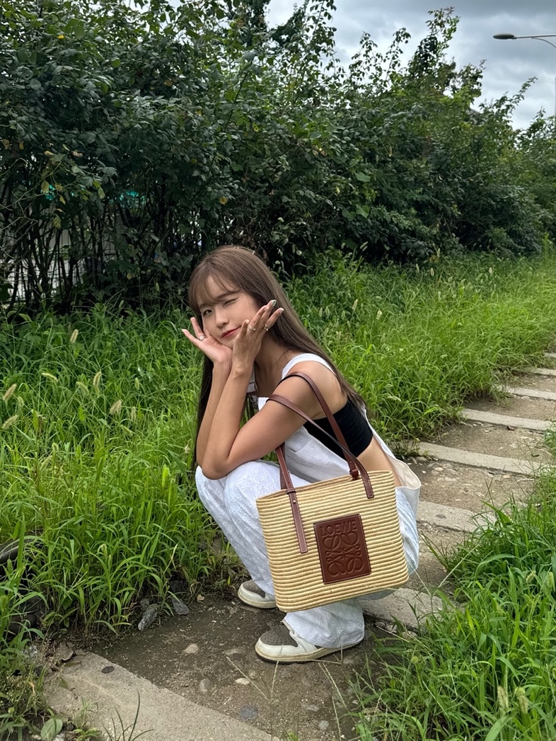 Loewe Small Square Basket Bag in Raffia and Calfskin Natural Pecan, Jordan 1 x Travis Scott Retro Low OG SP Sail and Ridgerock 착용 스타일 - 2