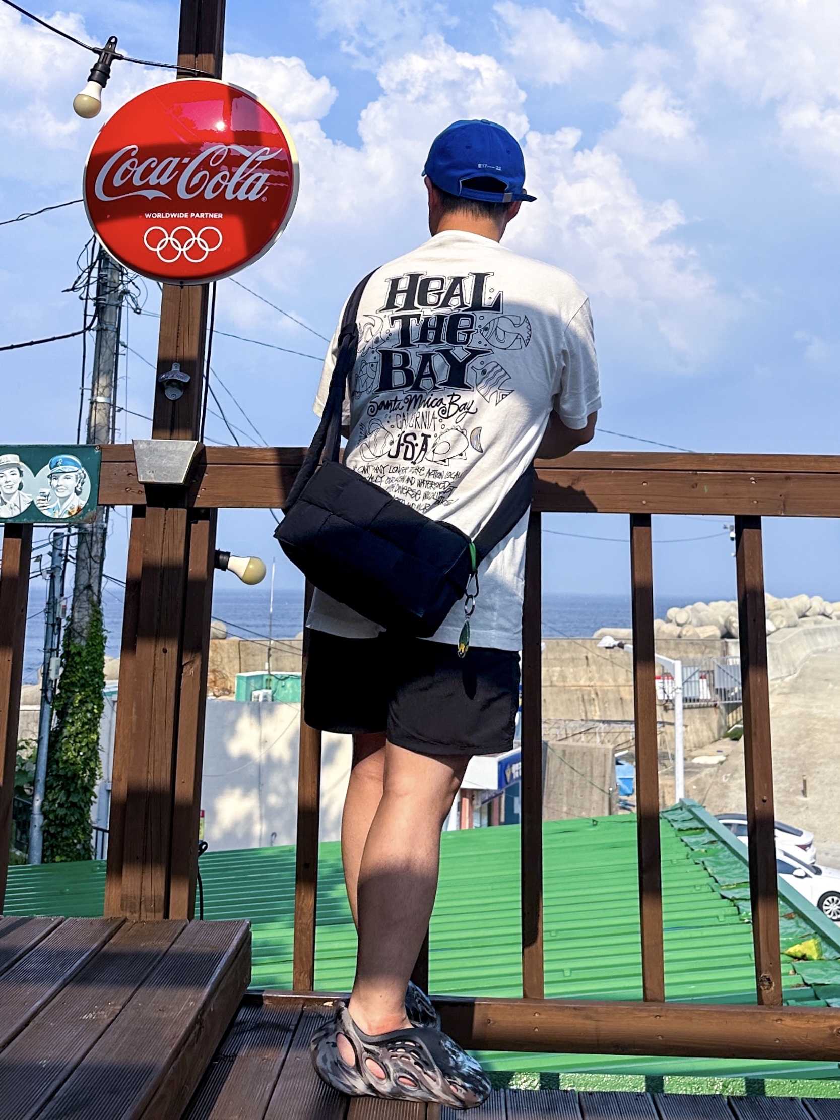 Adidas Yeezy Foam RNNR MX Cinder, Stussy x Heal The Bay Ocean Pigment Dyed T-Shirt Natural 착용 스타일