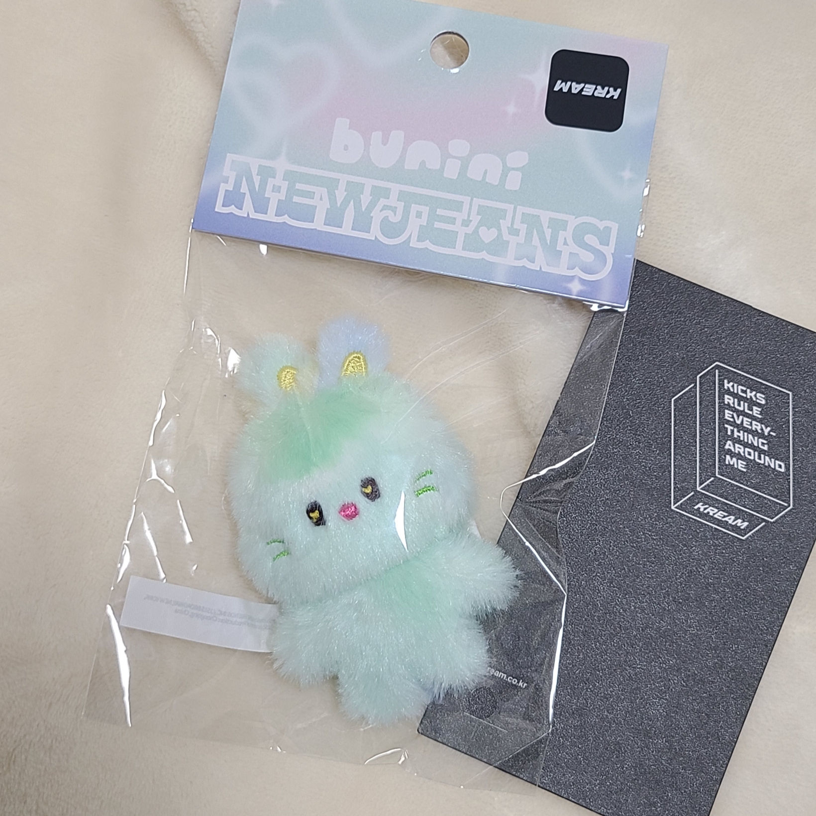 NewJeans Bunini Doll Keyring Blue Multi 착용 스타일