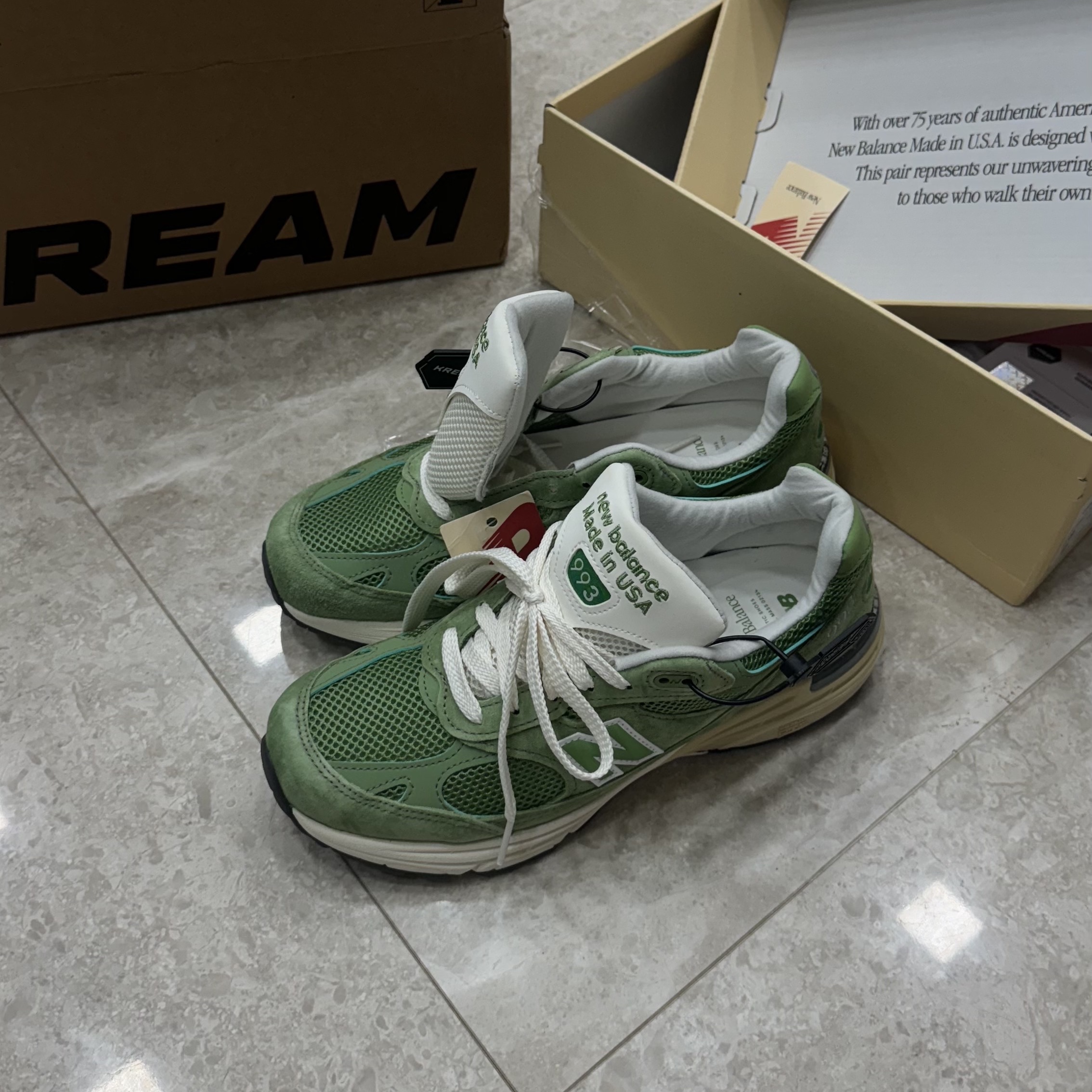 New Balance 993 Made in USA Chive Sea Salt 착용 스타일