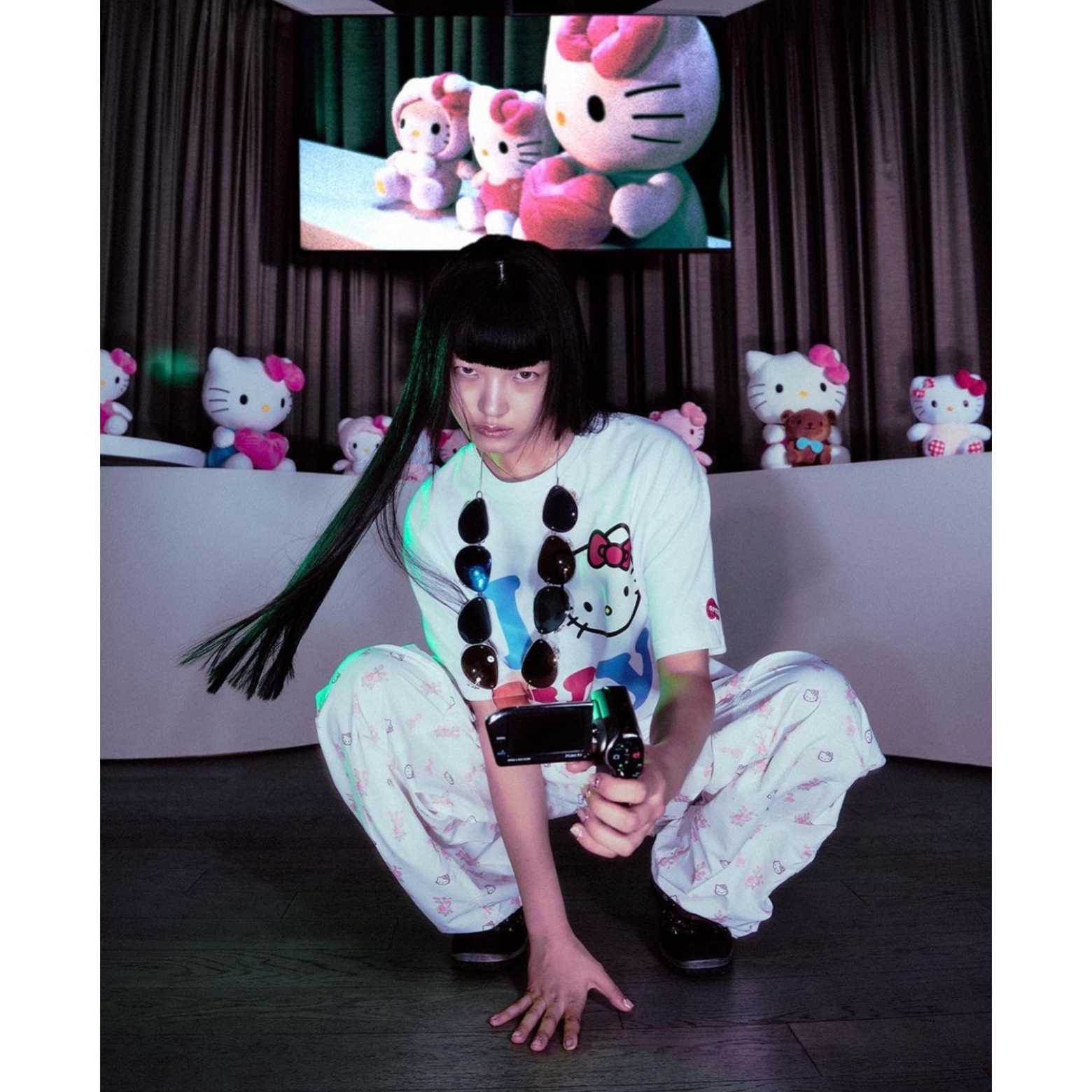 Open Yy x Hello Kitty Trucker Cap Black, Open Yy x Hello Kitty T-Shirt Black 착용 스타일 - 3