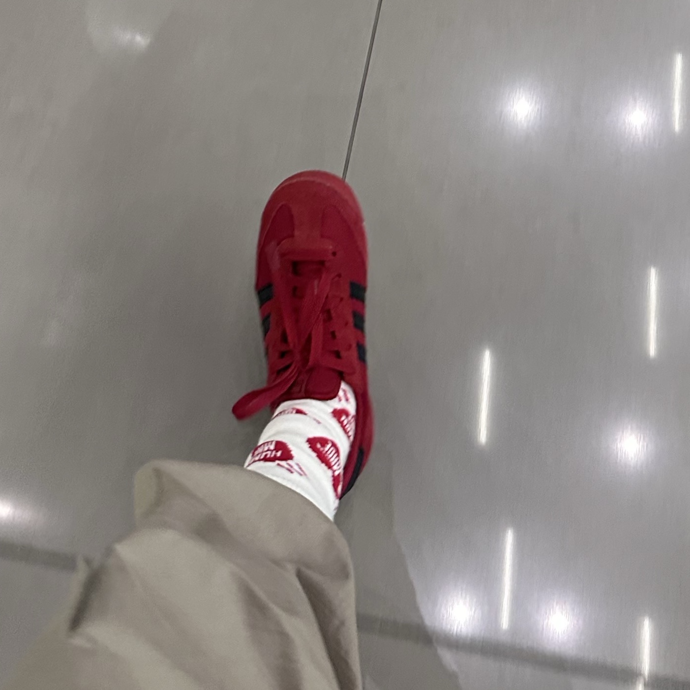 Adidas R71 Team Victory Red Core Black, Human Made Heart Pattern Socks Red 착용 스타일 - 2