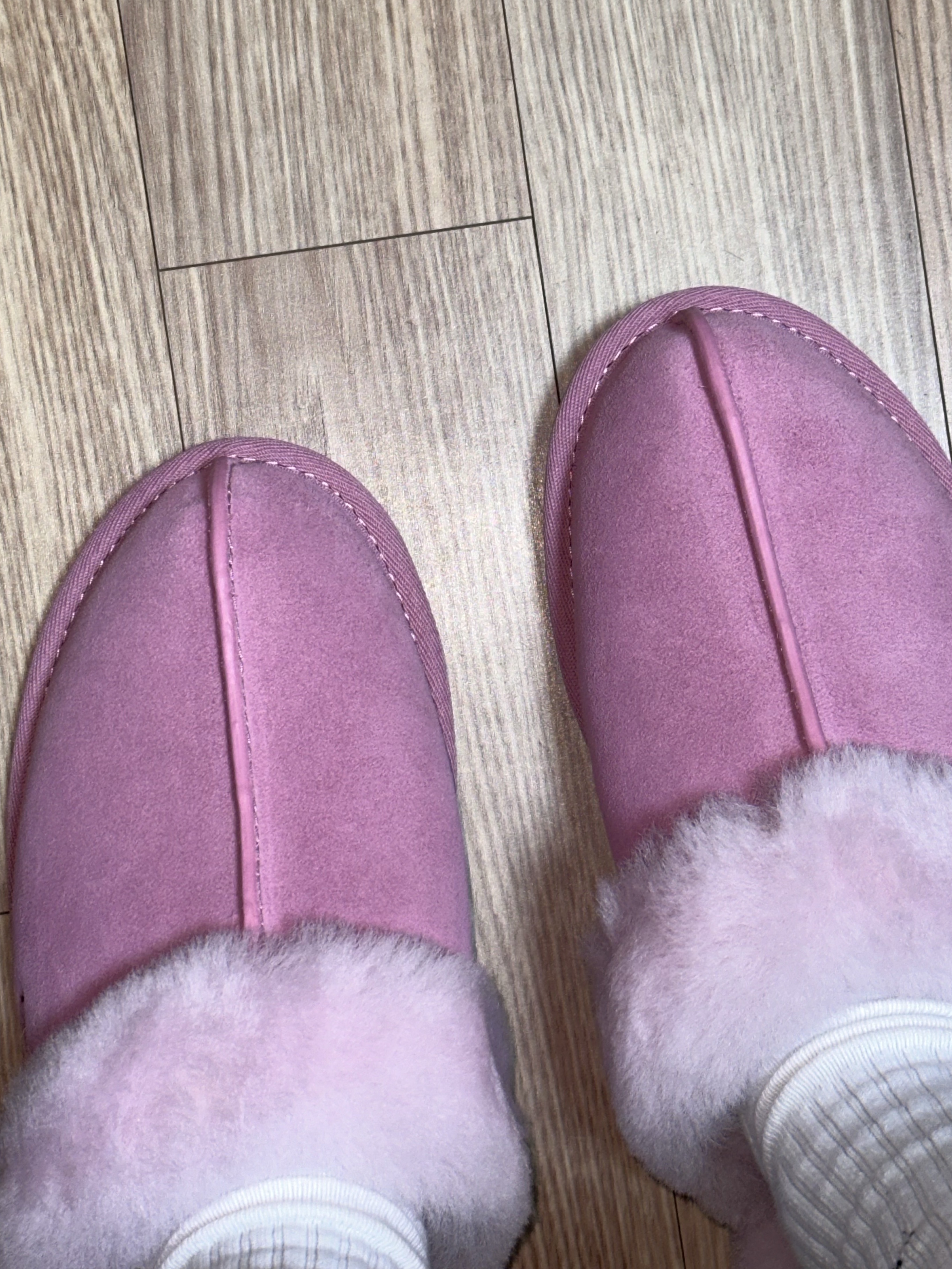(W) UGG Scuffette II Slipper Horizon Pink 착용 스타일 - 2