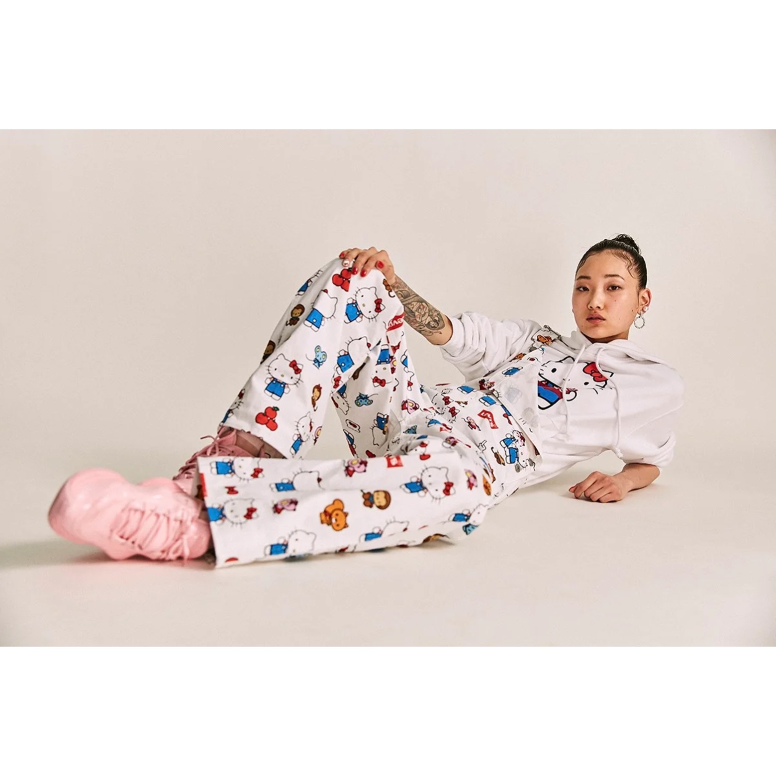 Open Yy x Hello Kitty Trucker Cap Black, Open Yy x Hello Kitty T-Shirt Black 착용 스타일 - 9