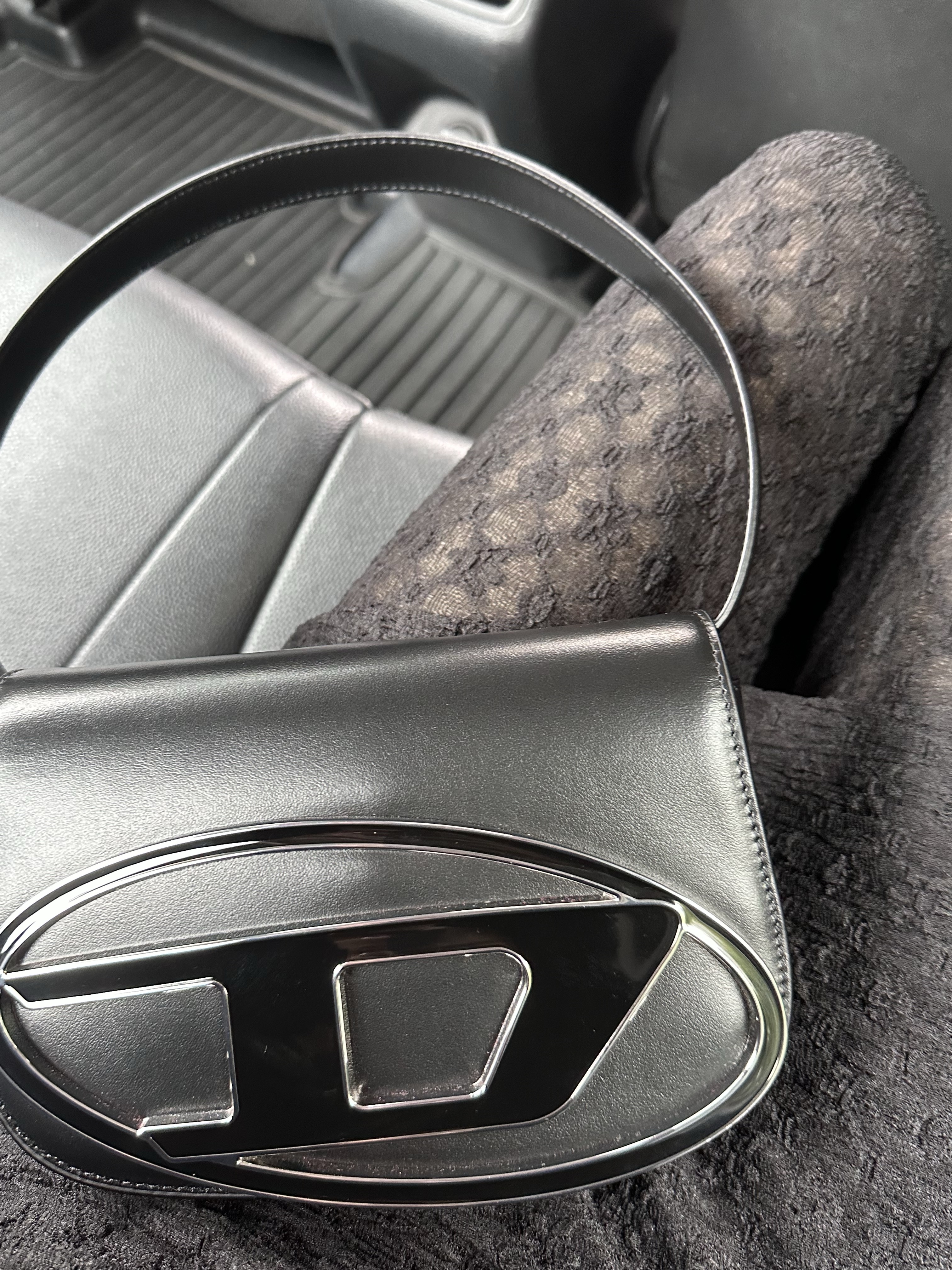 Diesel 1DR Shoulder Bag in Nappa Leather Black 착용 스타일