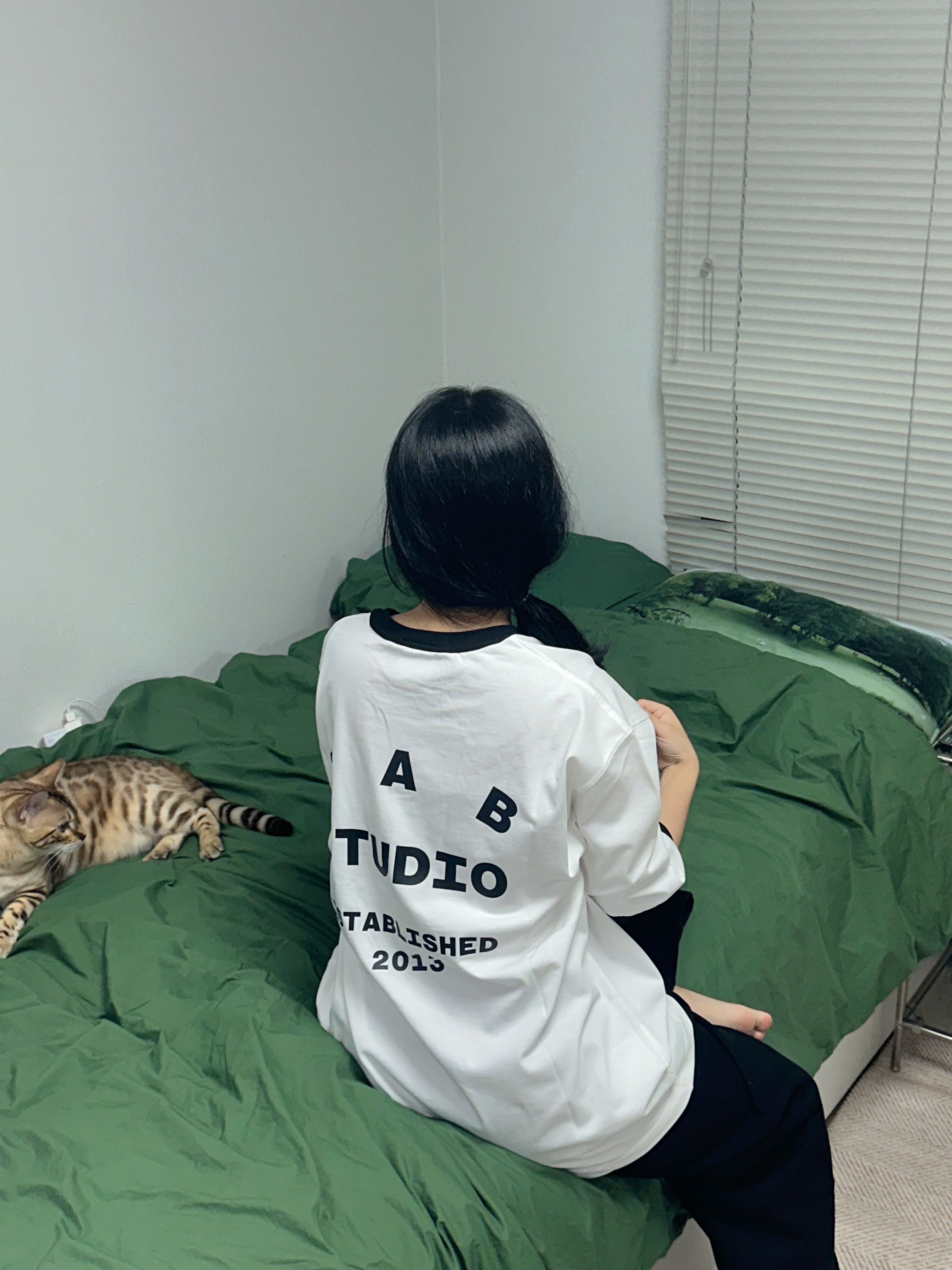 IAB Studio Established T-Shirt White Black 착용 스타일 - 1