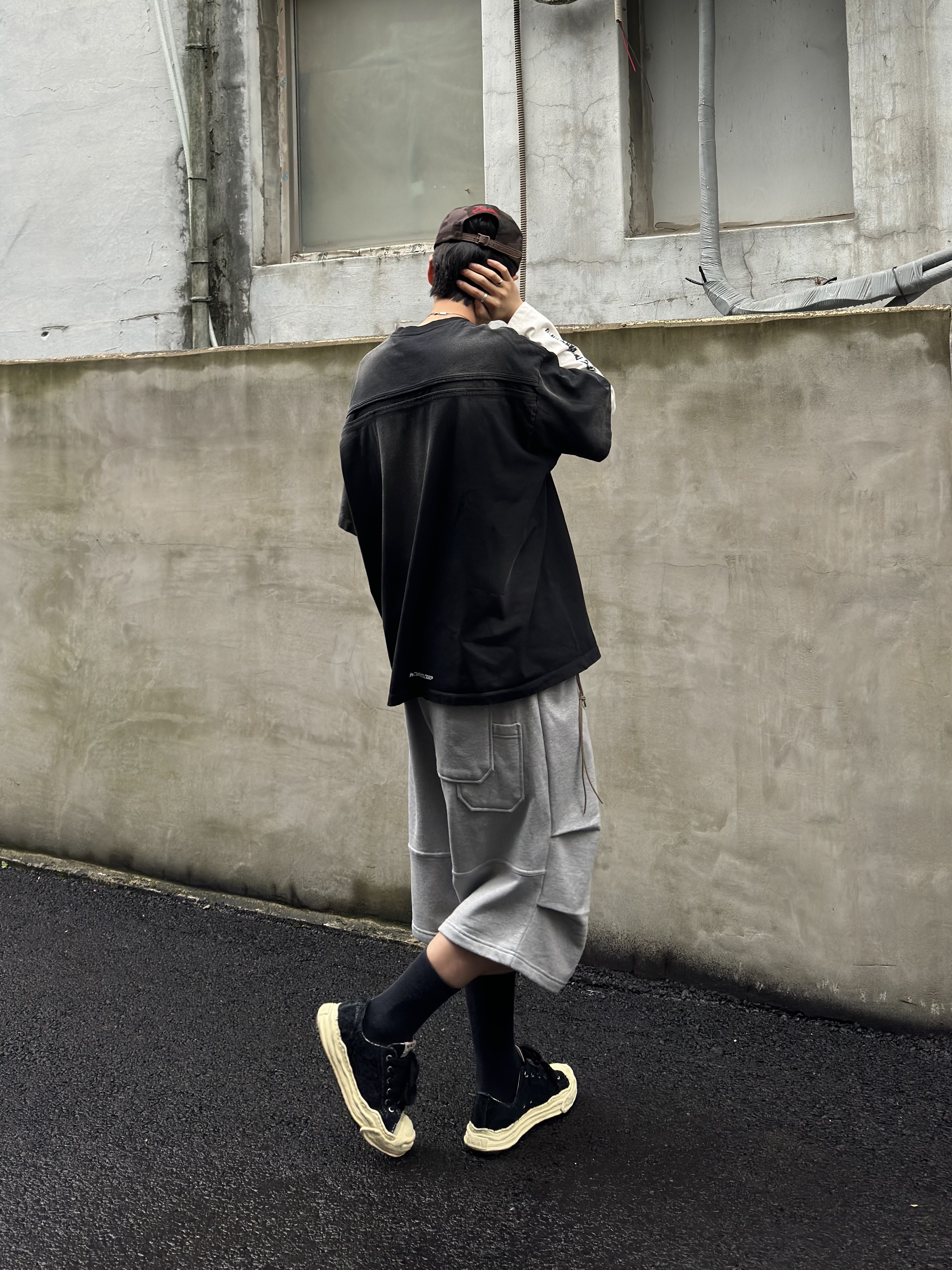 Nonnod Back Detail T-shirt Washed Black, Maison Mihara Yasuhiro Hank OG Sole Broken Suede Low-top Sneakers Black 착용 스타일