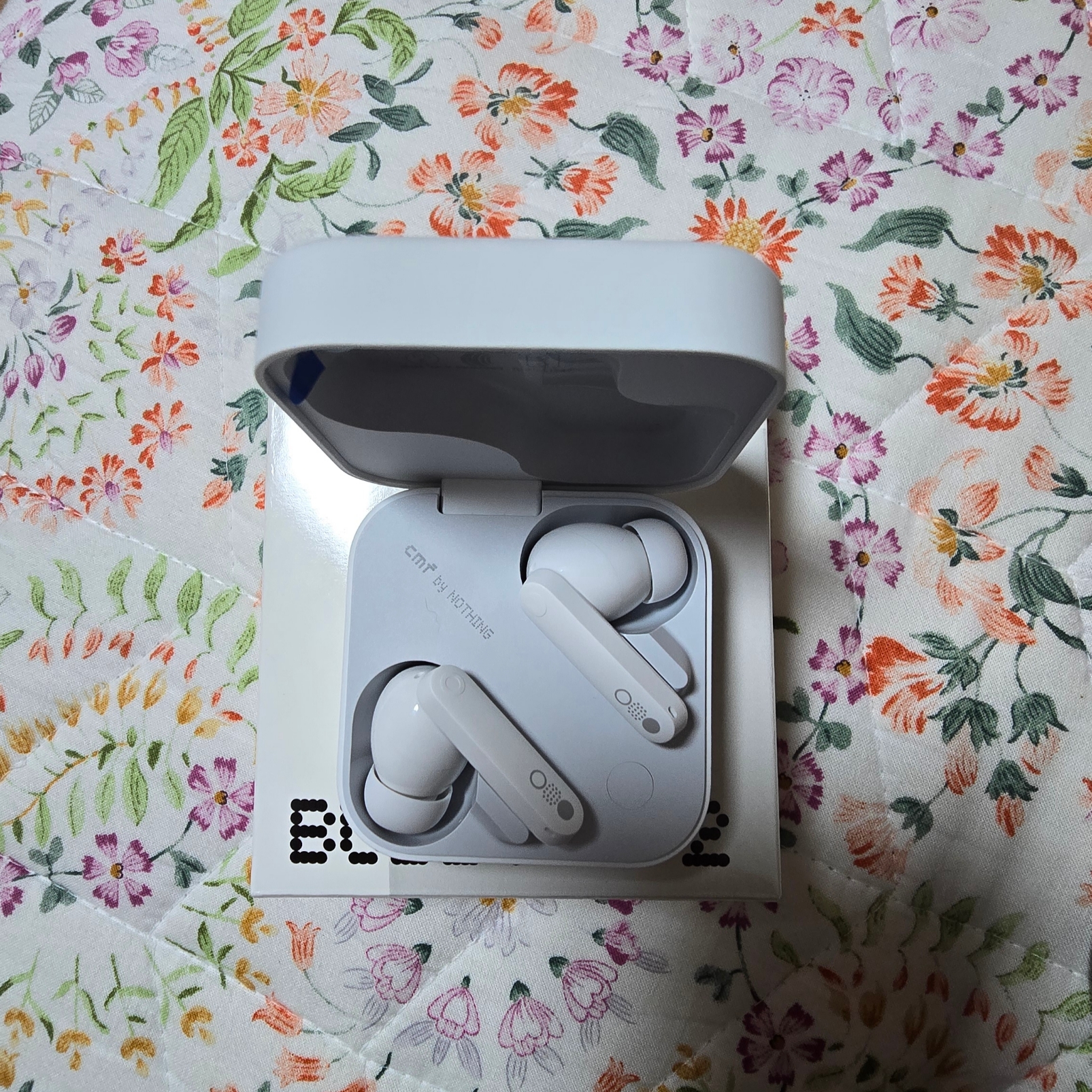 CMF BY NOTHING Buds Pro 2 Light Grey 착용 스타일