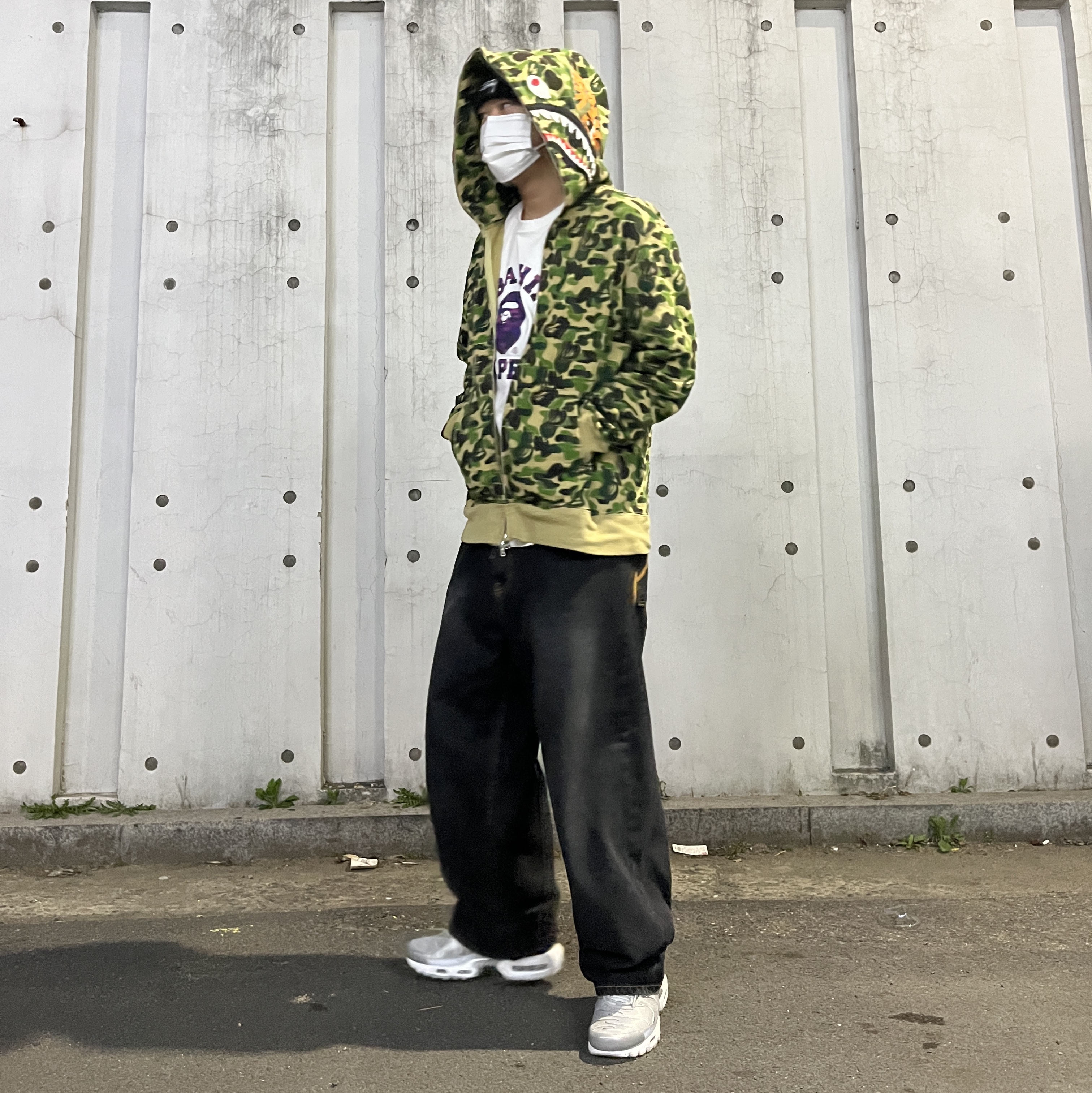 Nike Air Max Plus Metallic Silver, BAPE ABC Camo Shark Full Zip Hoodie Green 착용 스타일 - 1