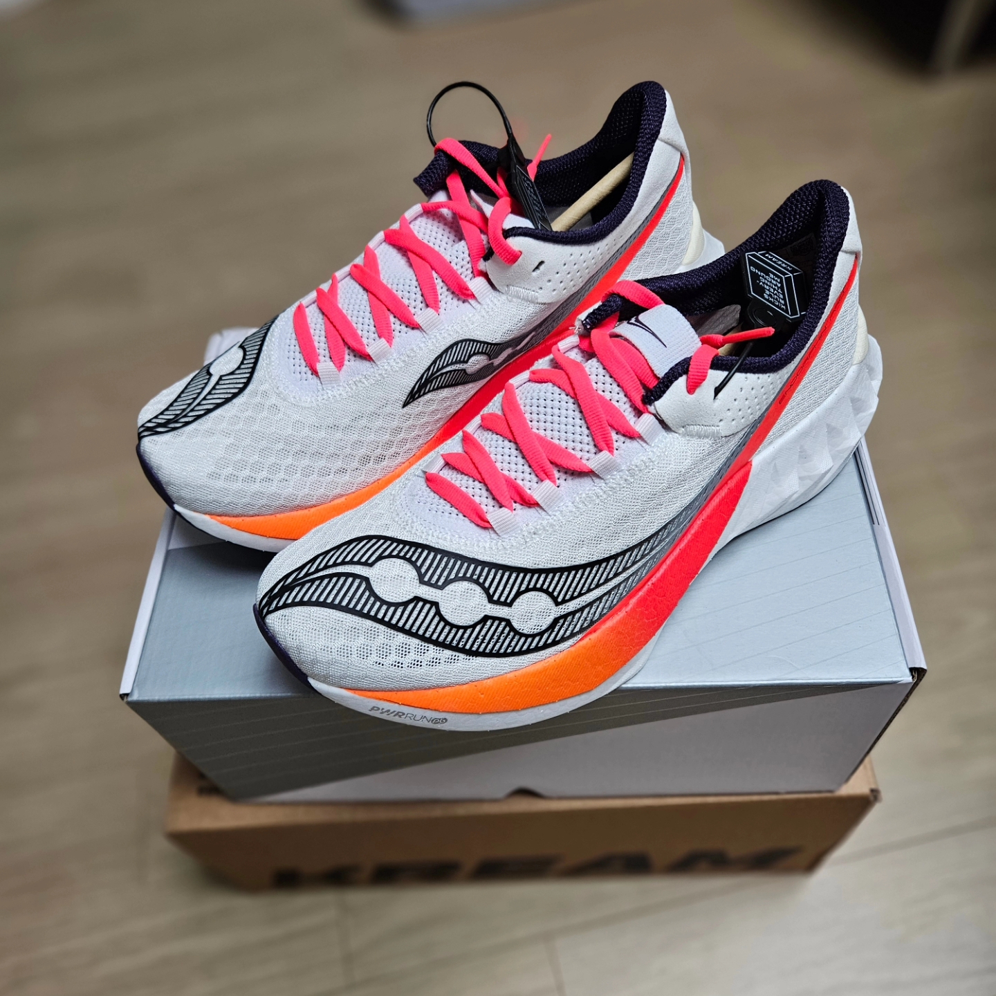 Saucony Endorphin Pro 4 White 착용 스타일 - 1