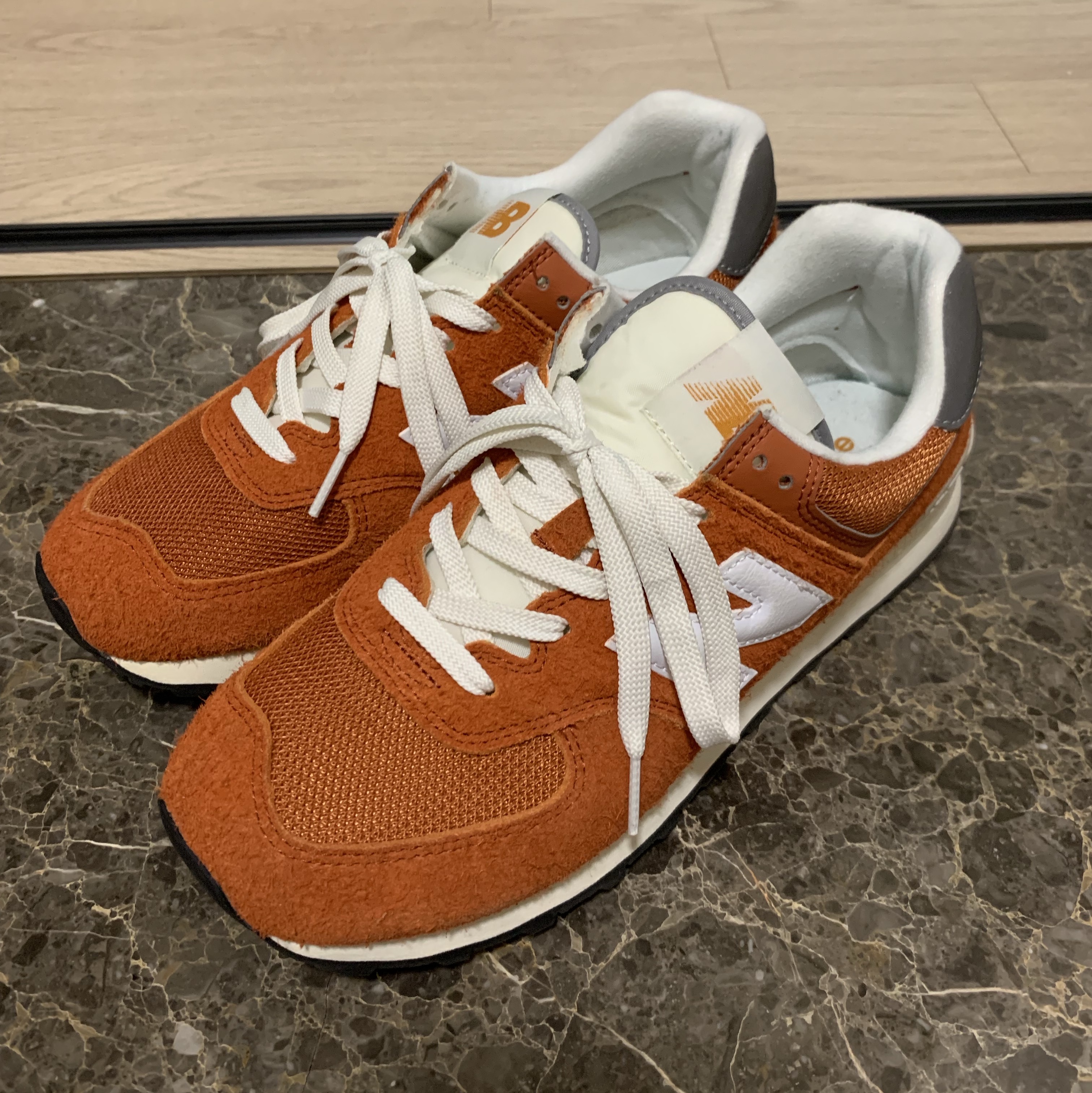 New Balance 574 Heritage Orange Burst White 착용 스타일