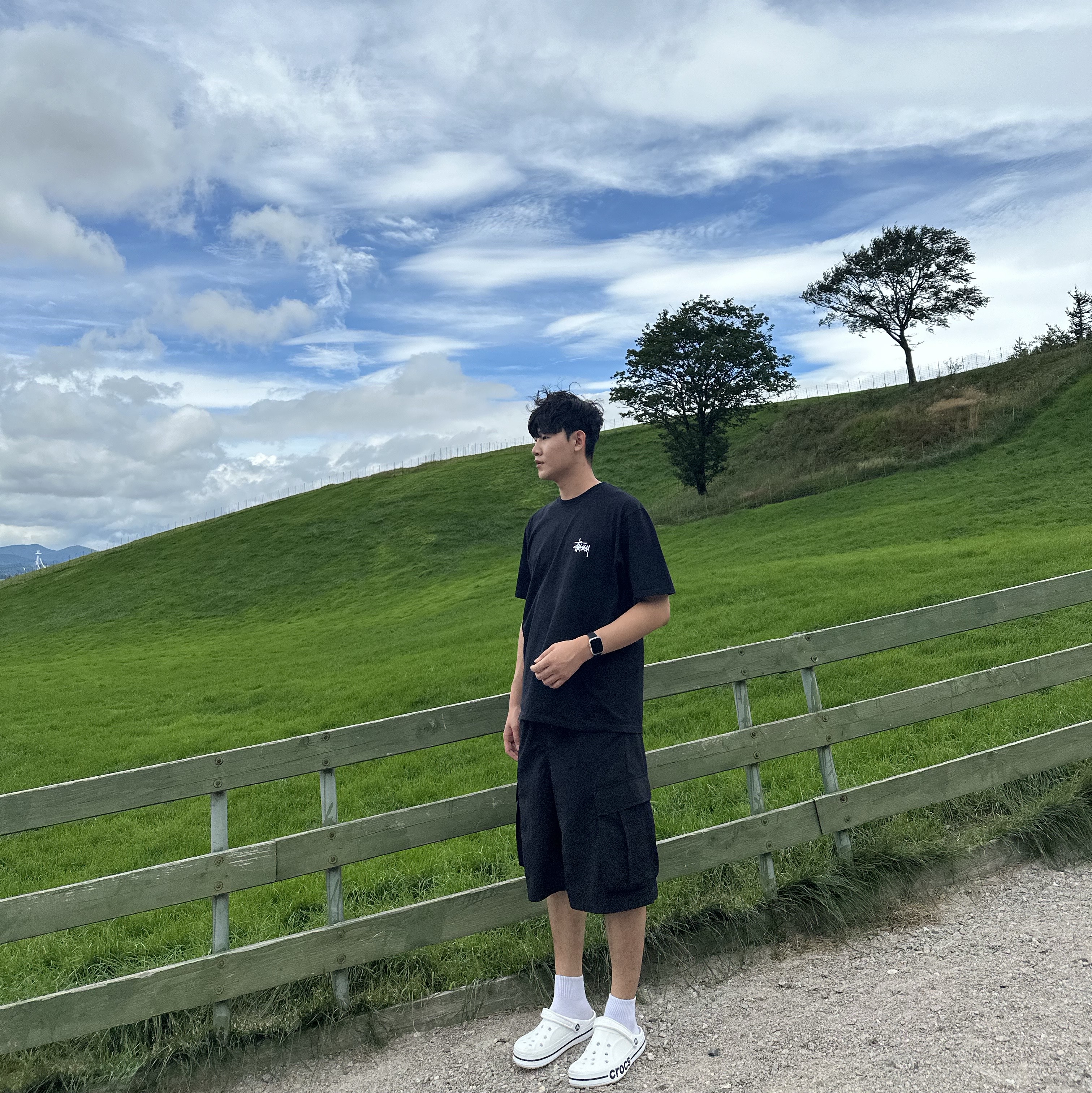 Stussy Basic Stussy T-Shirt Black 2024, 2025, Crocs Bayaband Clog White Navy 착용 스타일