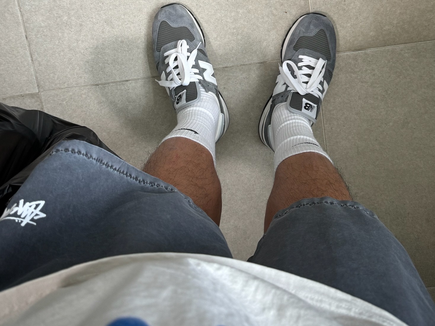 New Balance 990v1 Made in USA Grey White, Stussy Stock Water Pigment Short Charcoal 착용 스타일