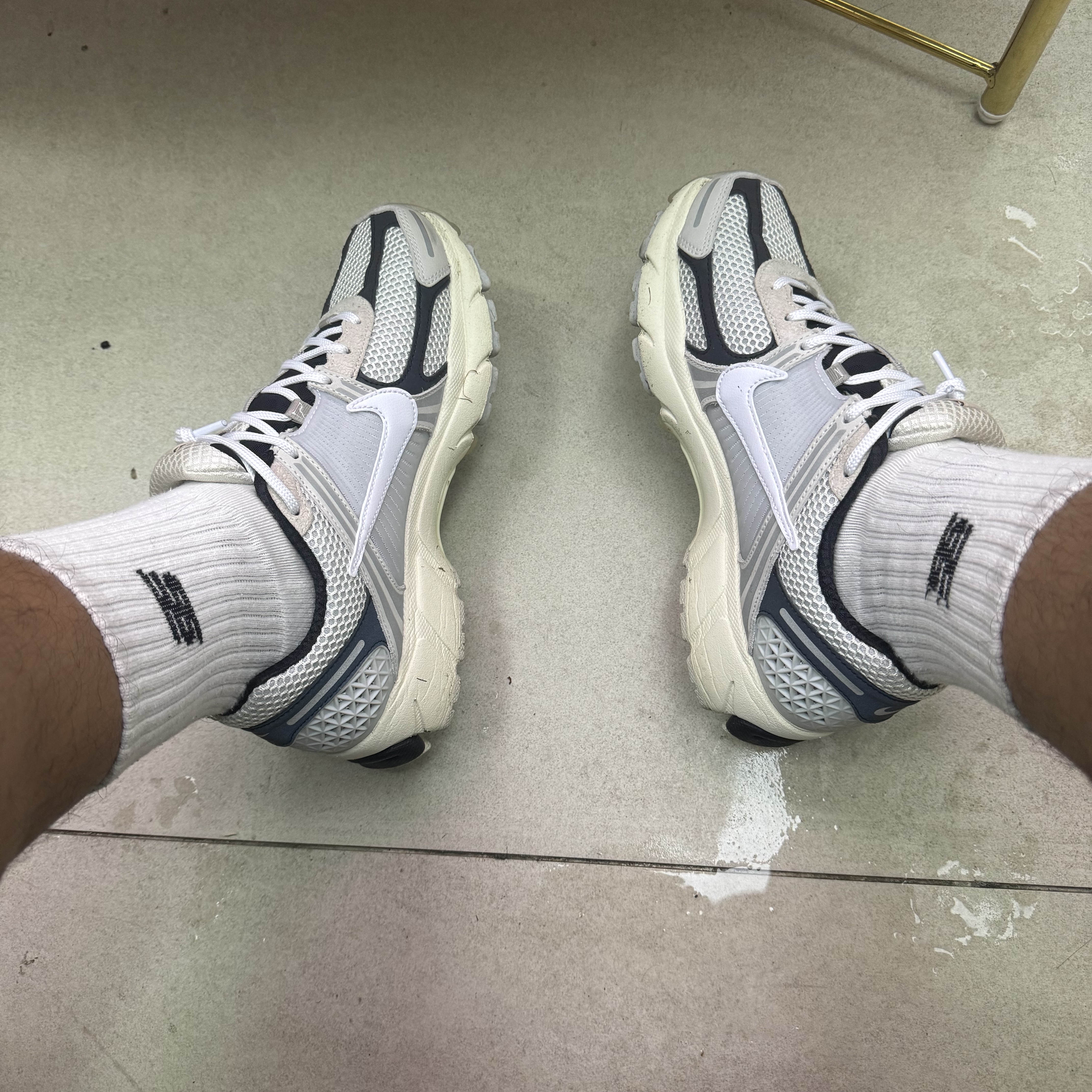 Nike Zoom Vomero 5 Light Bone and Black 착용 스타일