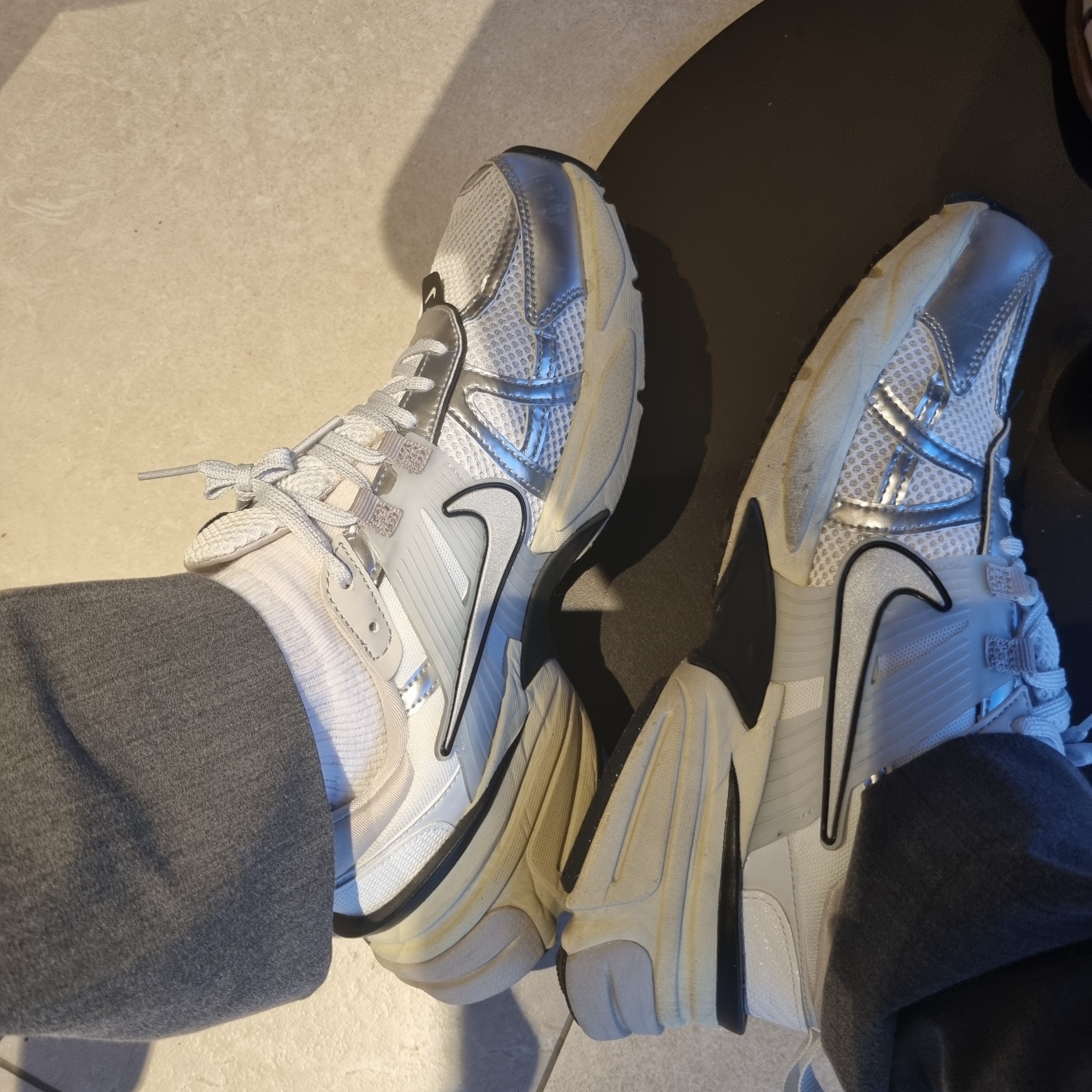 Nike V2K Run Summit White Metallic Silver 착용 스타일 - 1