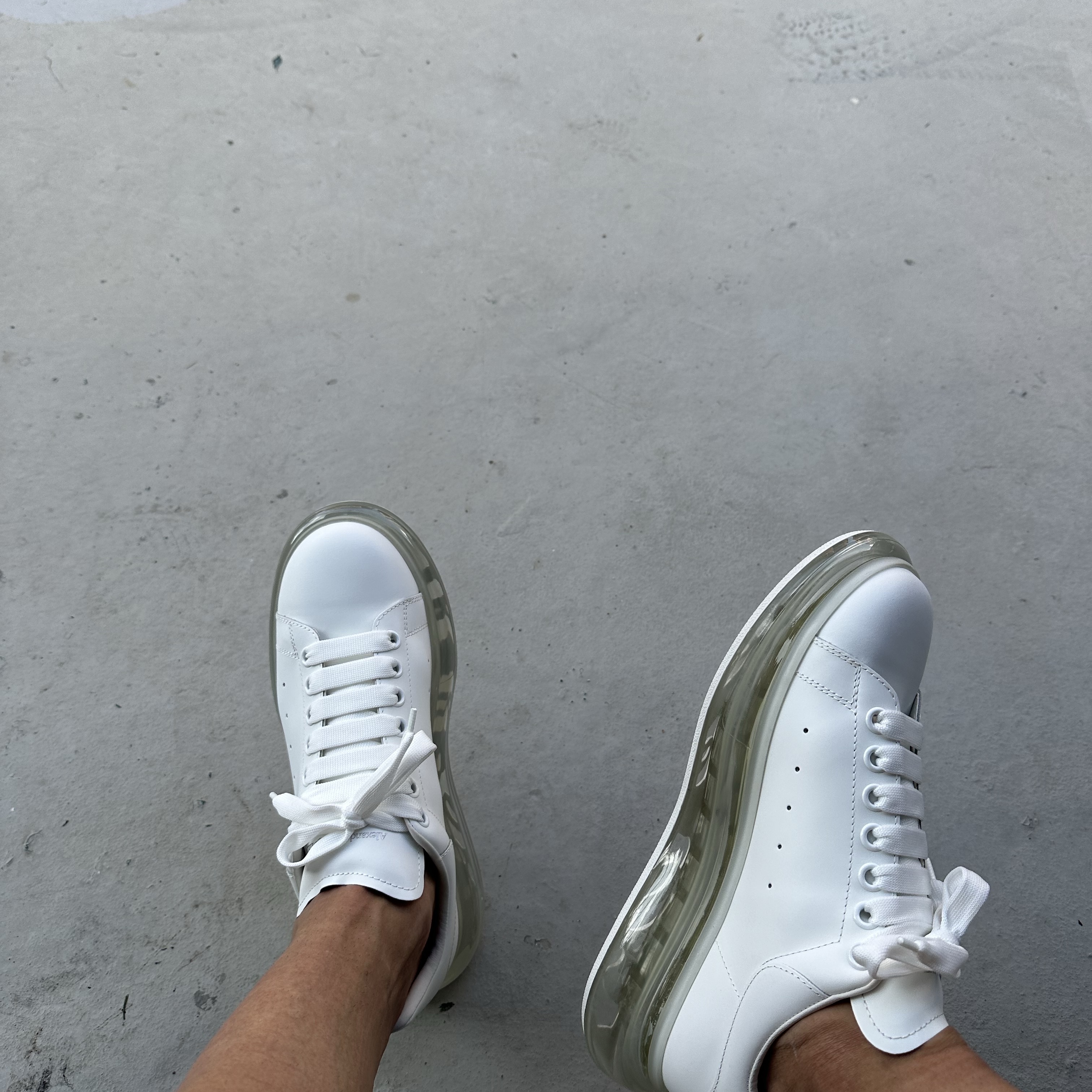 Alexander McQueen Oversized Sneakers Clear Sole White 착용 스타일