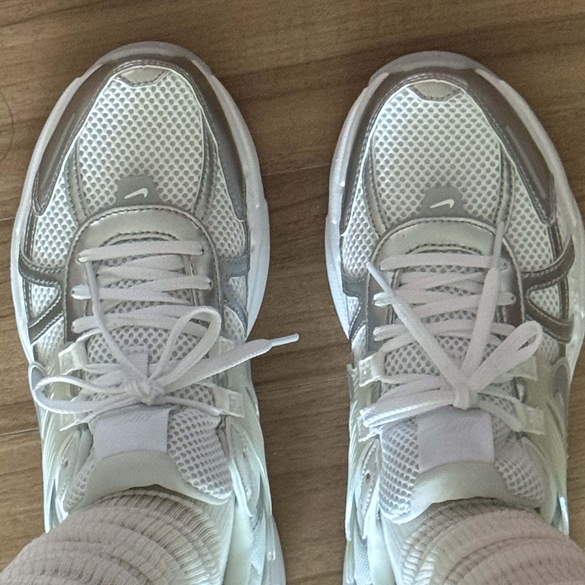 Nike V2K Run Metallic Silver White 착용 스타일