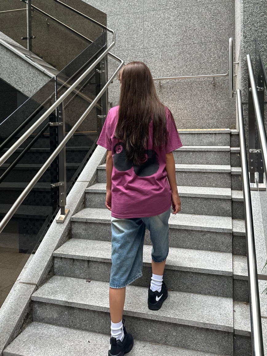 Nike x Supreme SB Darwin Low Black, Stussy Cherries T-Shirt Berry 착용 스타일 - 3