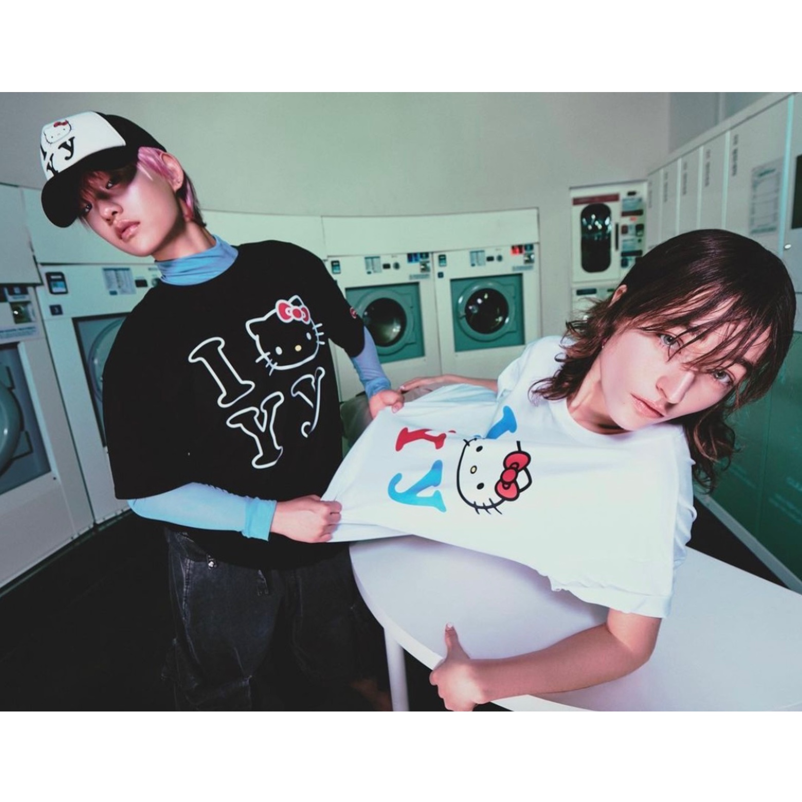 Open Yy x Hello Kitty Trucker Cap Black, Open Yy x Hello Kitty T-Shirt Black 착용 스타일 - 2