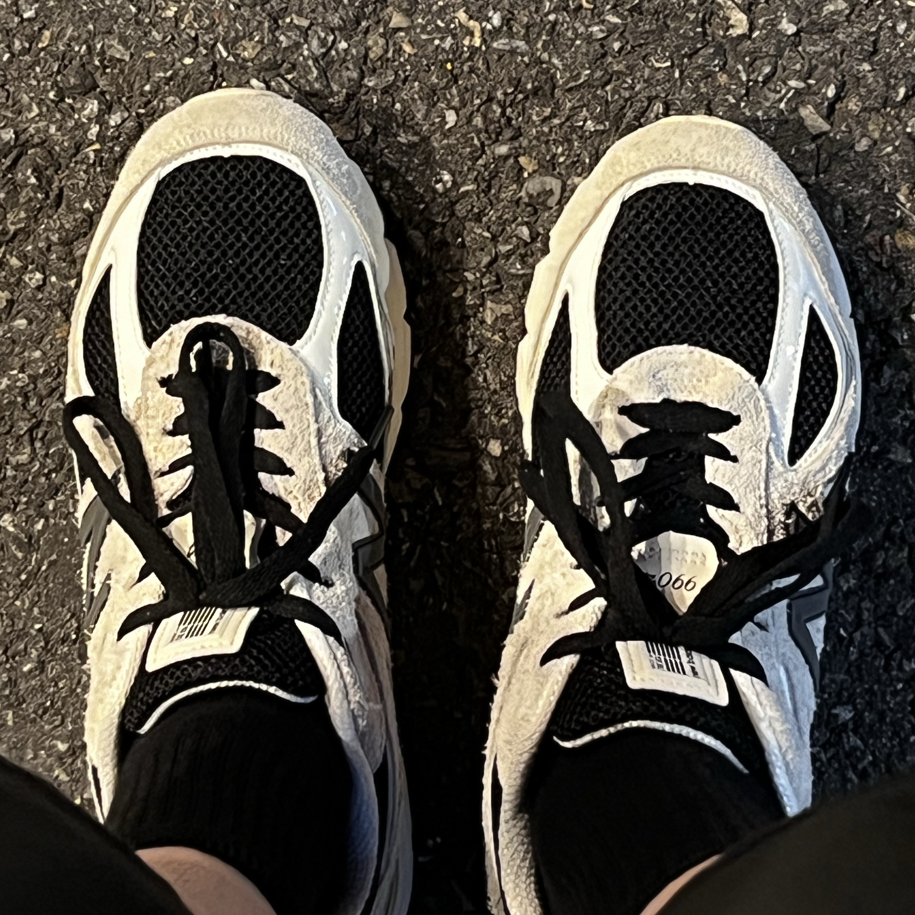New Balance x Joe Freshgoods 990v4 Made in USA White Black 착용 스타일 - 1