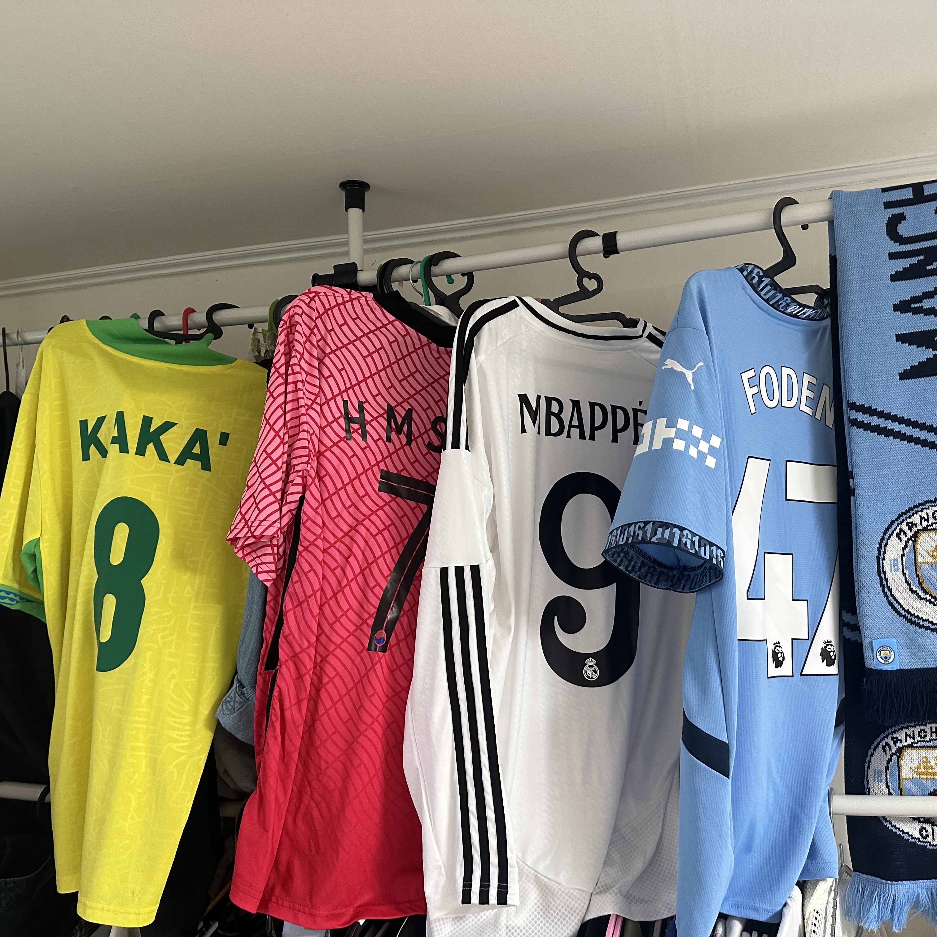 Adidas Real Madrid 2024/25 Home Jersey White - KR Sizing (Non Marking Ver.), Puma Manchester City 2024/25 Home Jersey Team Light Blue (Non Marking Ver.) 착용 스타일