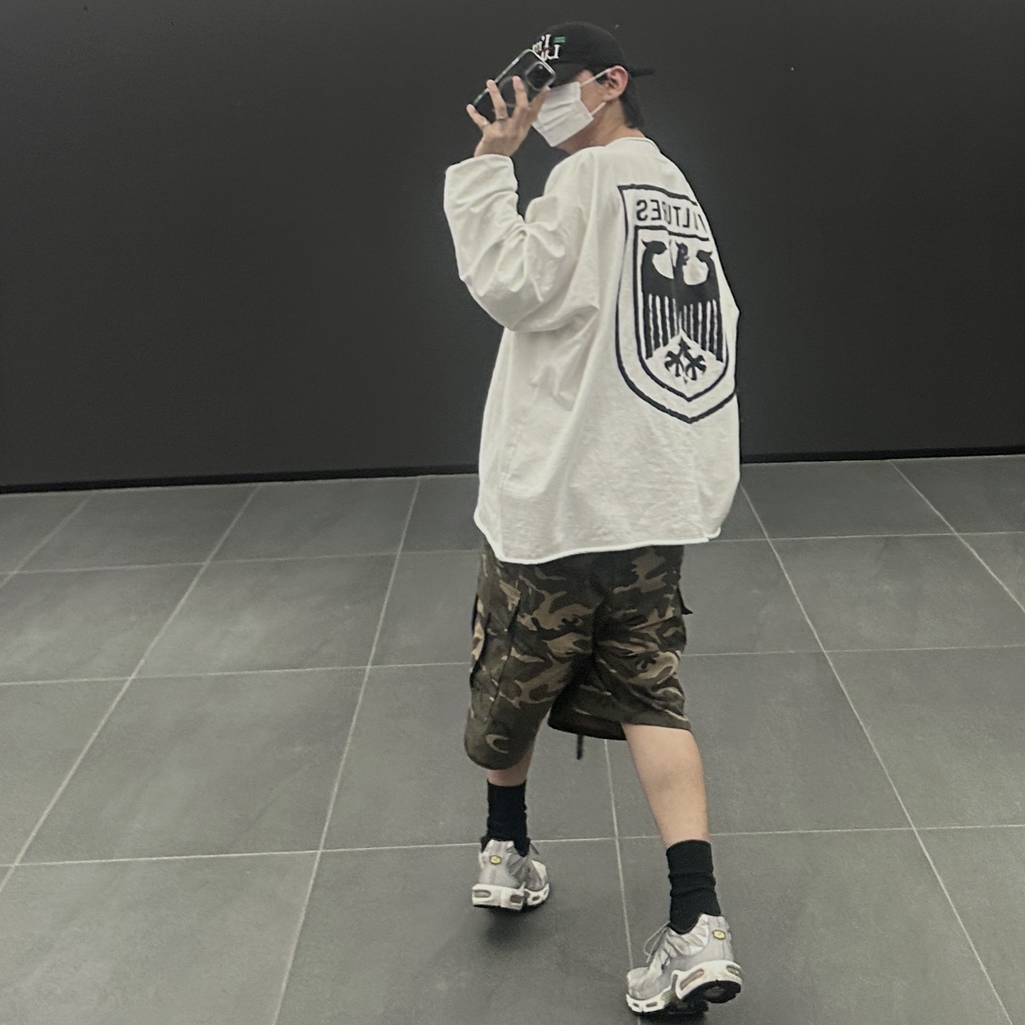 Yeezy Vultures Long Sleeve T-Shirt White, Nike Air Max Plus Silver Bullet 착용 스타일