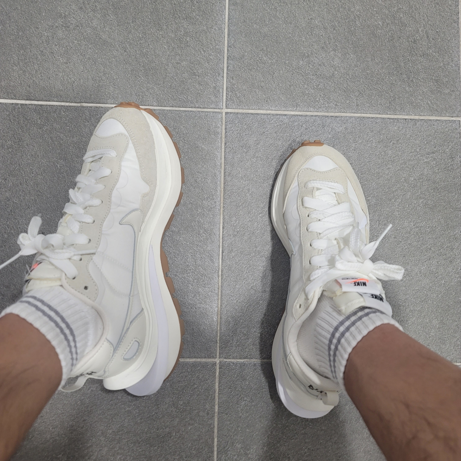 Nike x Sacai VaporWaffle White and Gum 착용 스타일