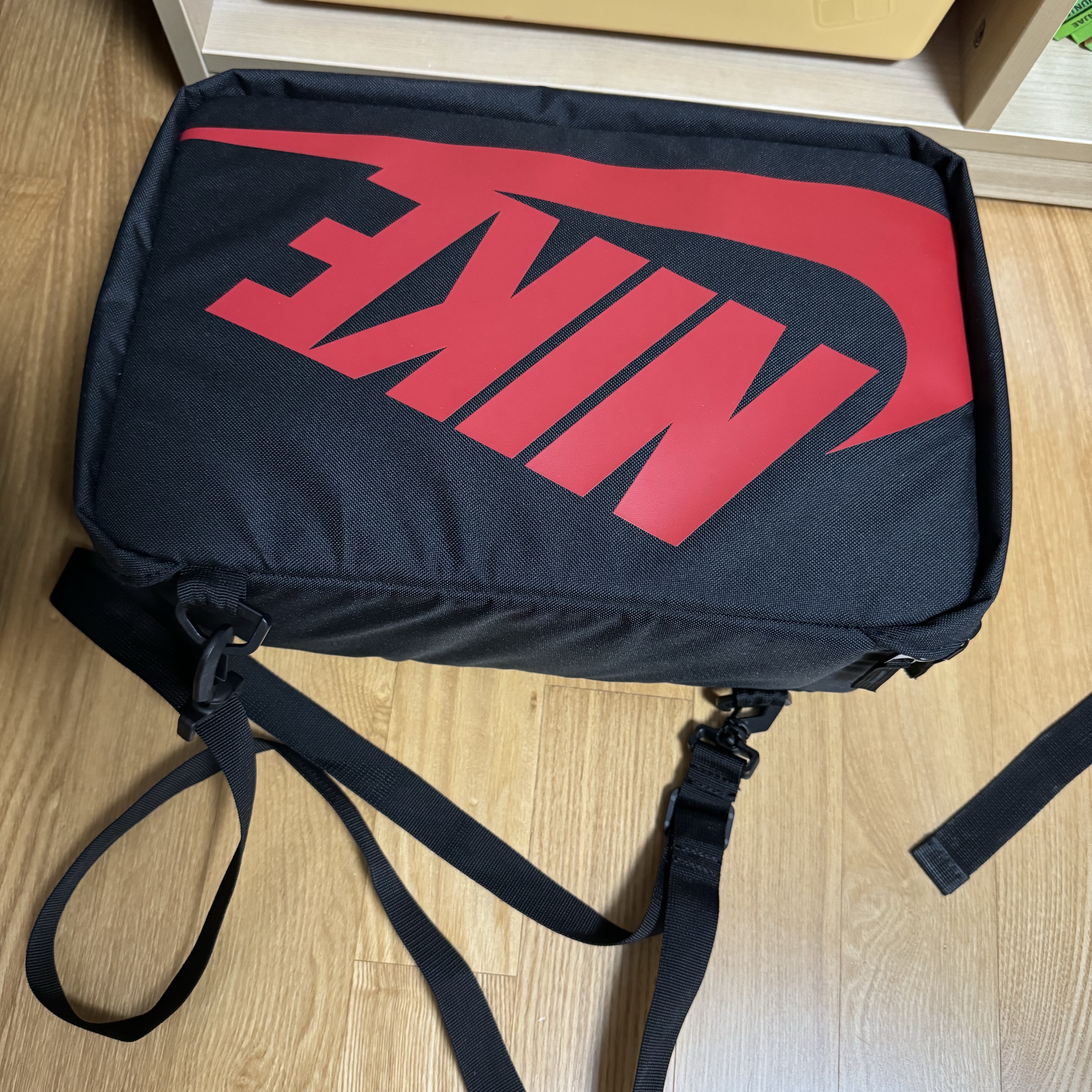 Nike Shoebox Bag 12L Black University Red 착용 스타일
