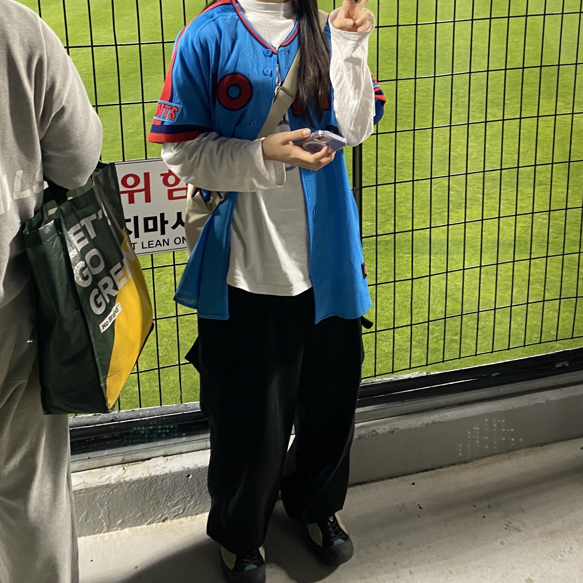 Lotte Giants Champion Away Authentic Uniform Sky Blue (Non Marking Ver.), Uniqlo U Drawstring Shoulder Bag Natural 착용 스타일 - 1