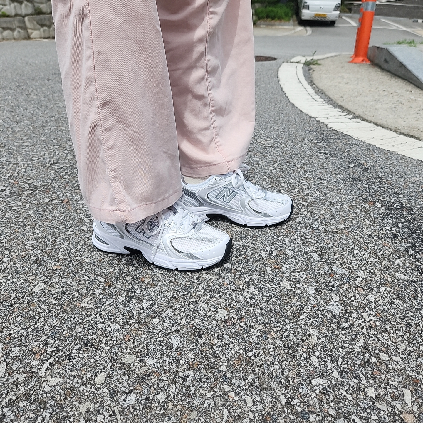 New Balance 530 White Silver 착용 스타일