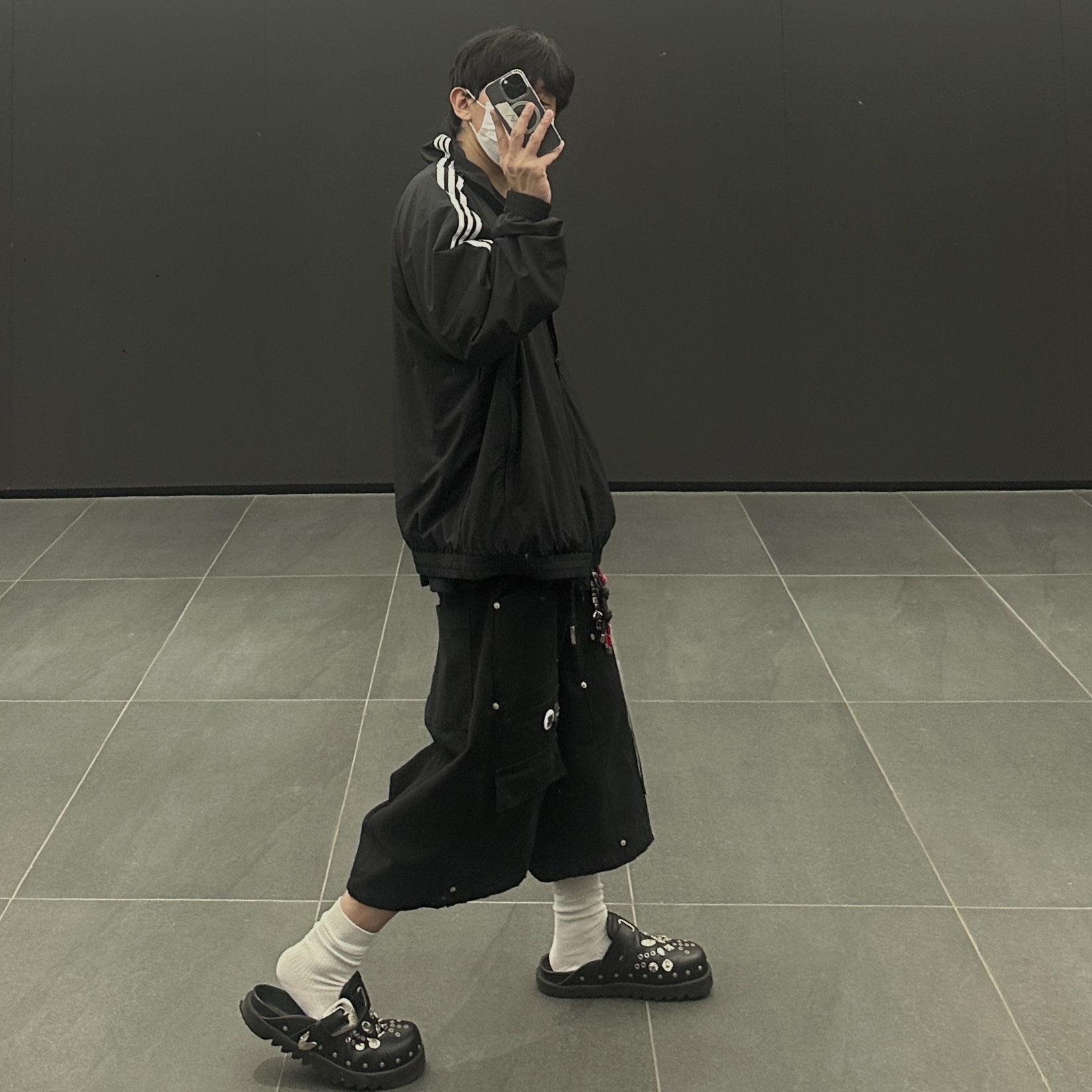 (W) Adidas Adilenium Oversized Track Top Black - US Sizing, Nos Couleurs x Koin Rivet Carpenter Shorts Black 착용 스타일 - 2