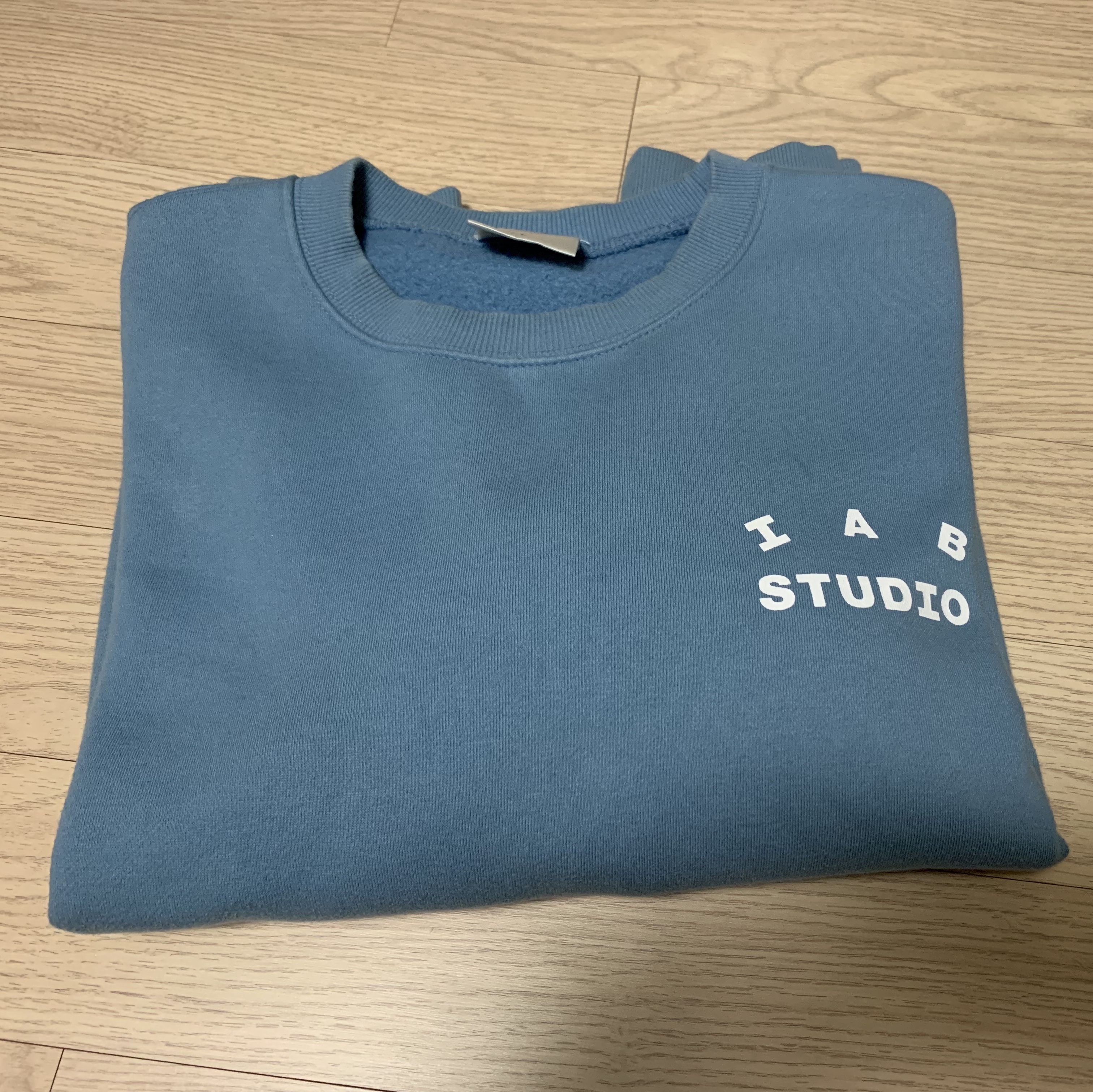 IAB Studio Crewneck Sky Blue 착용 스타일