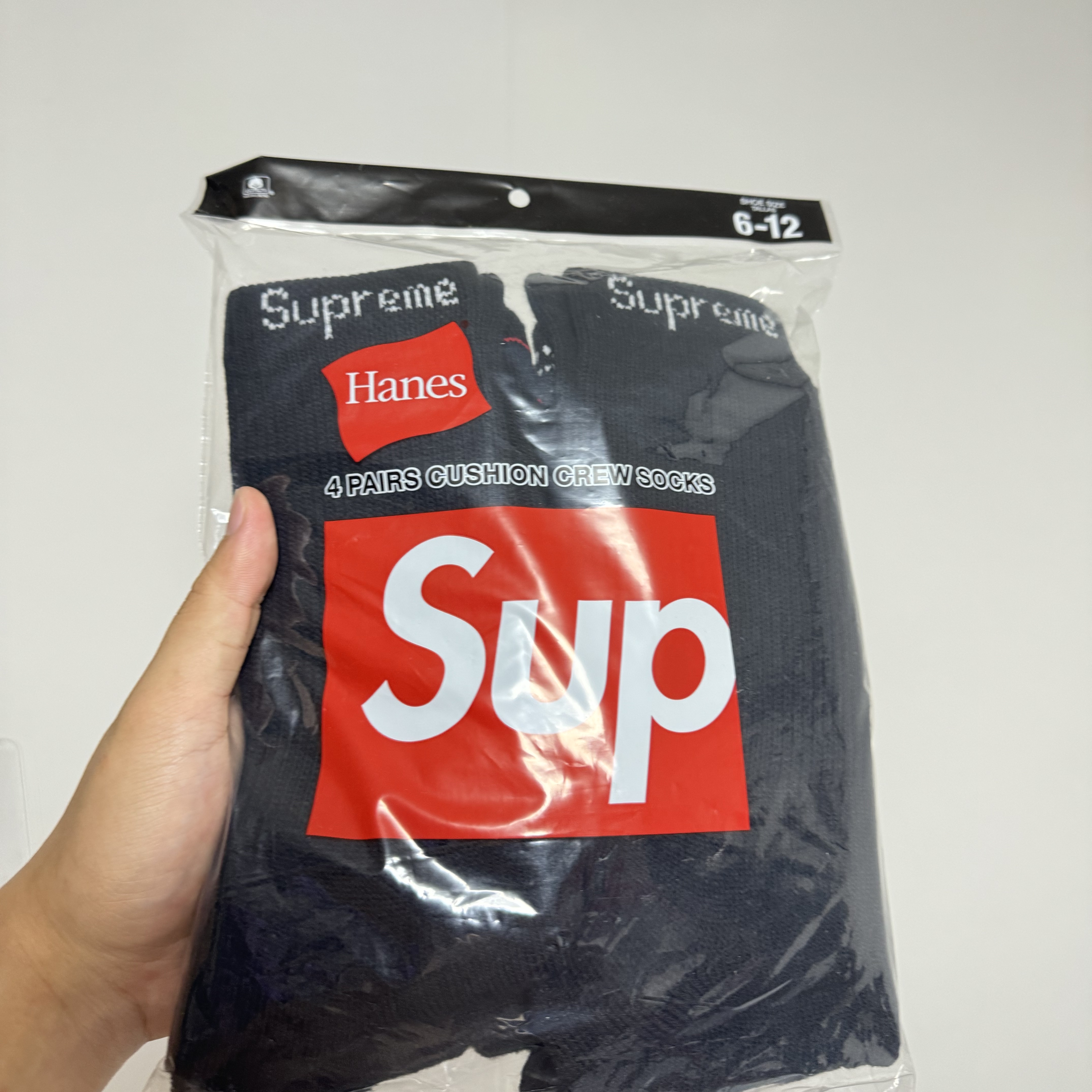 Supreme Hanes Crew Socks Black (4 Pack) 착용 스타일