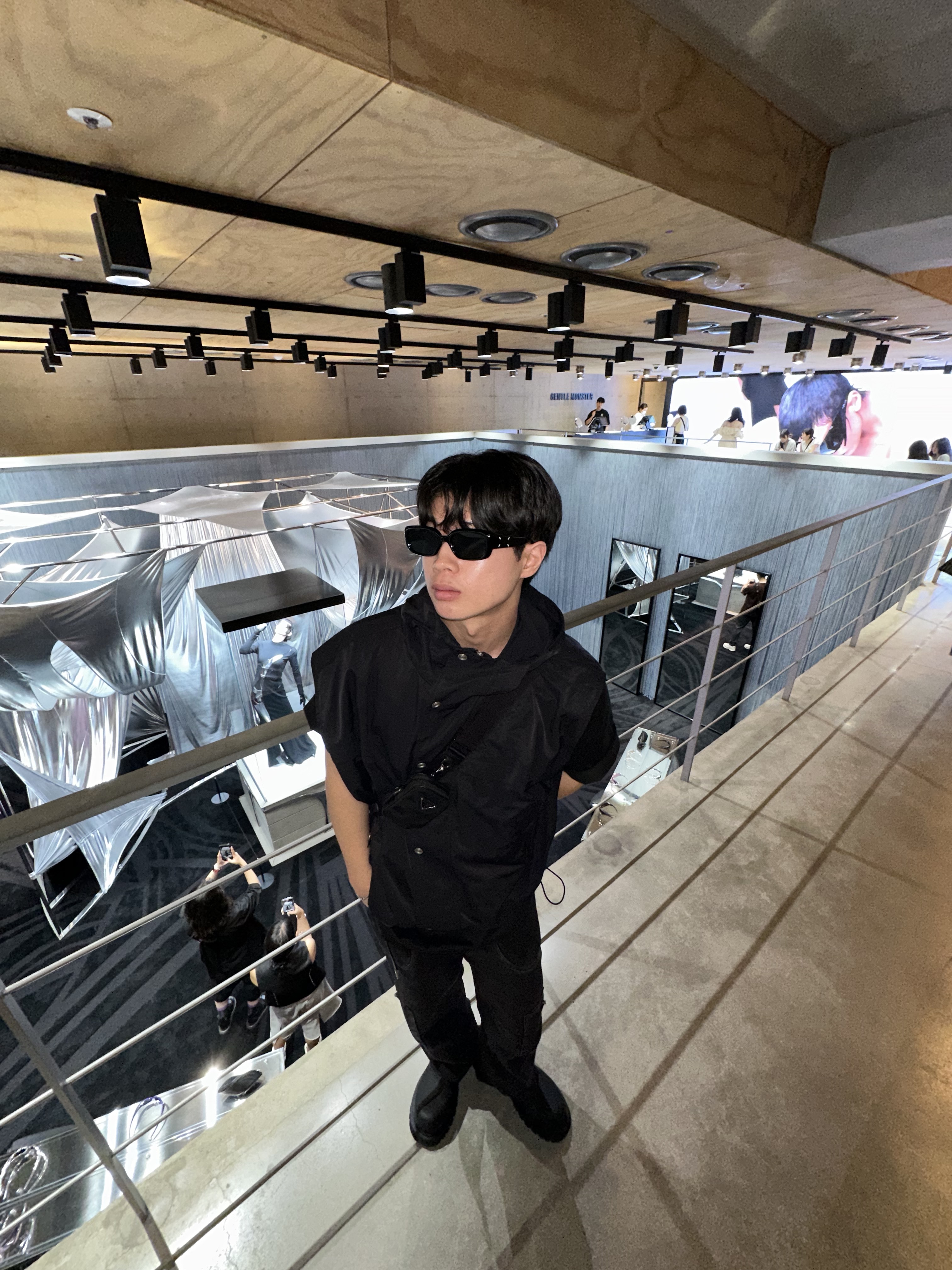 Gentle Monster x Maison Margiela MM106 Black Black, Prada Re-Nylon and Saffiano Leather Shoulder Bag Black ์ฐฉ์ฉ ์คํ์ผ - 3