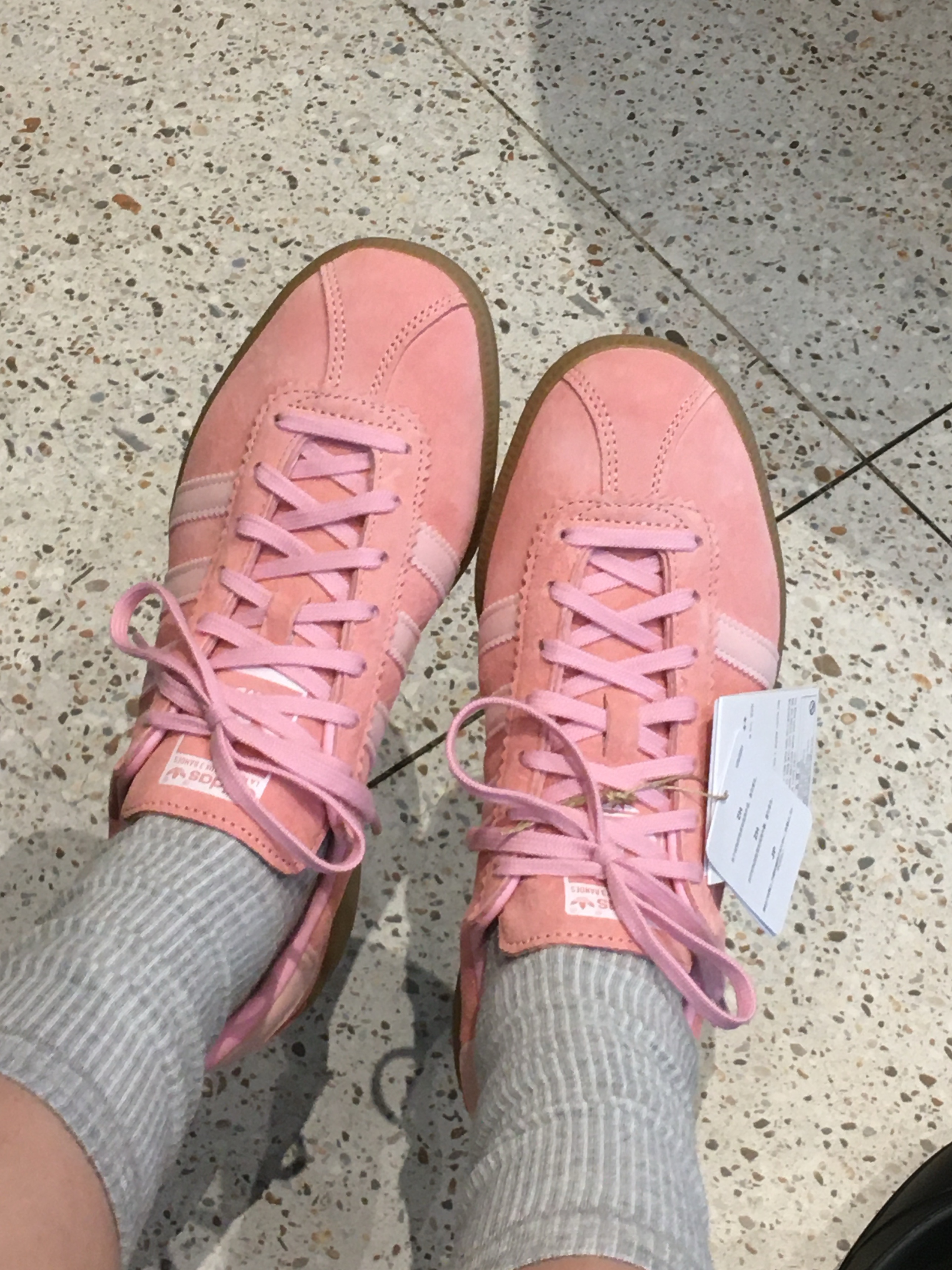 Adidas Bermuda Glow Pink 착용 스타일