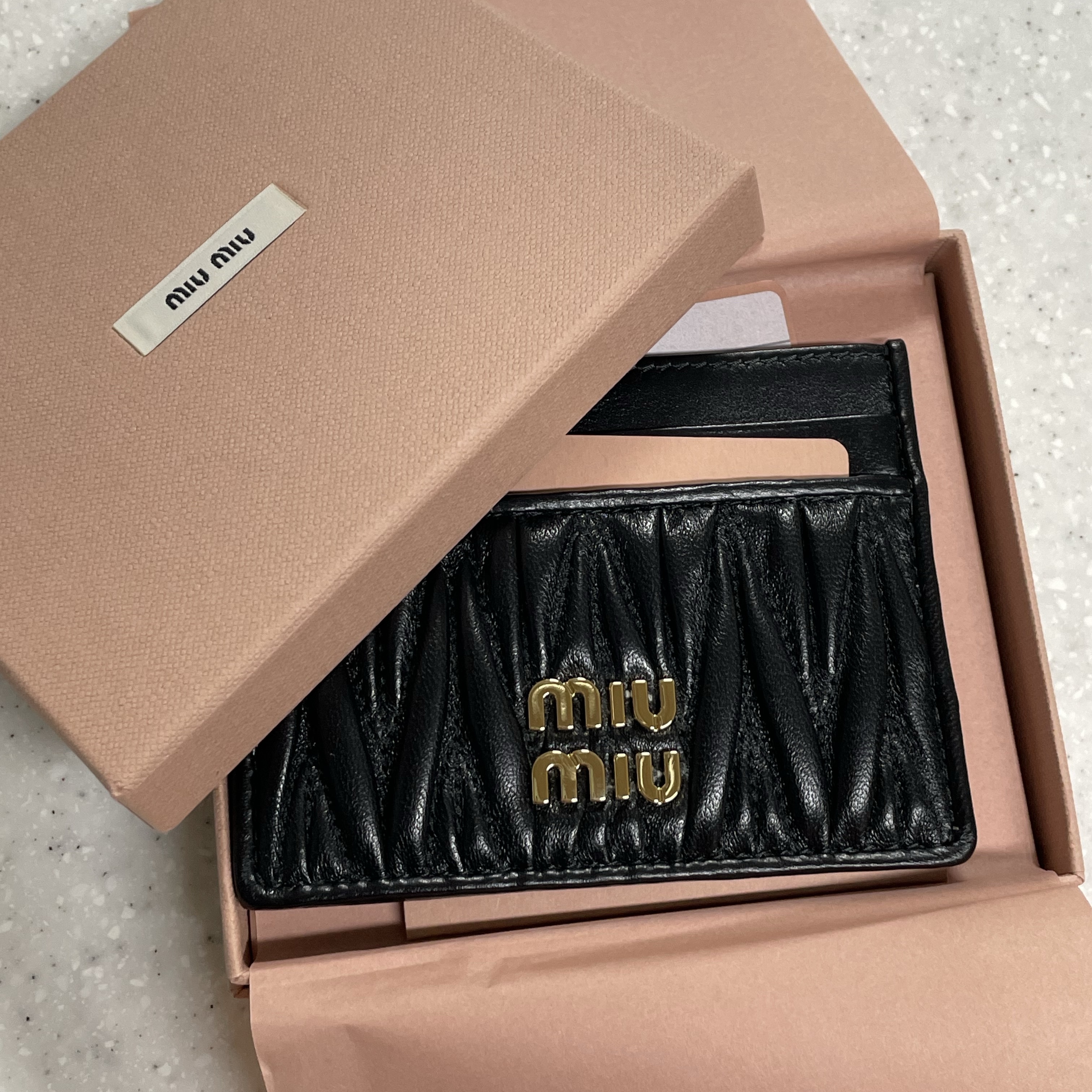 Miu Miu Matelasse Nappa Leather Card Holder Black 착용 스타일