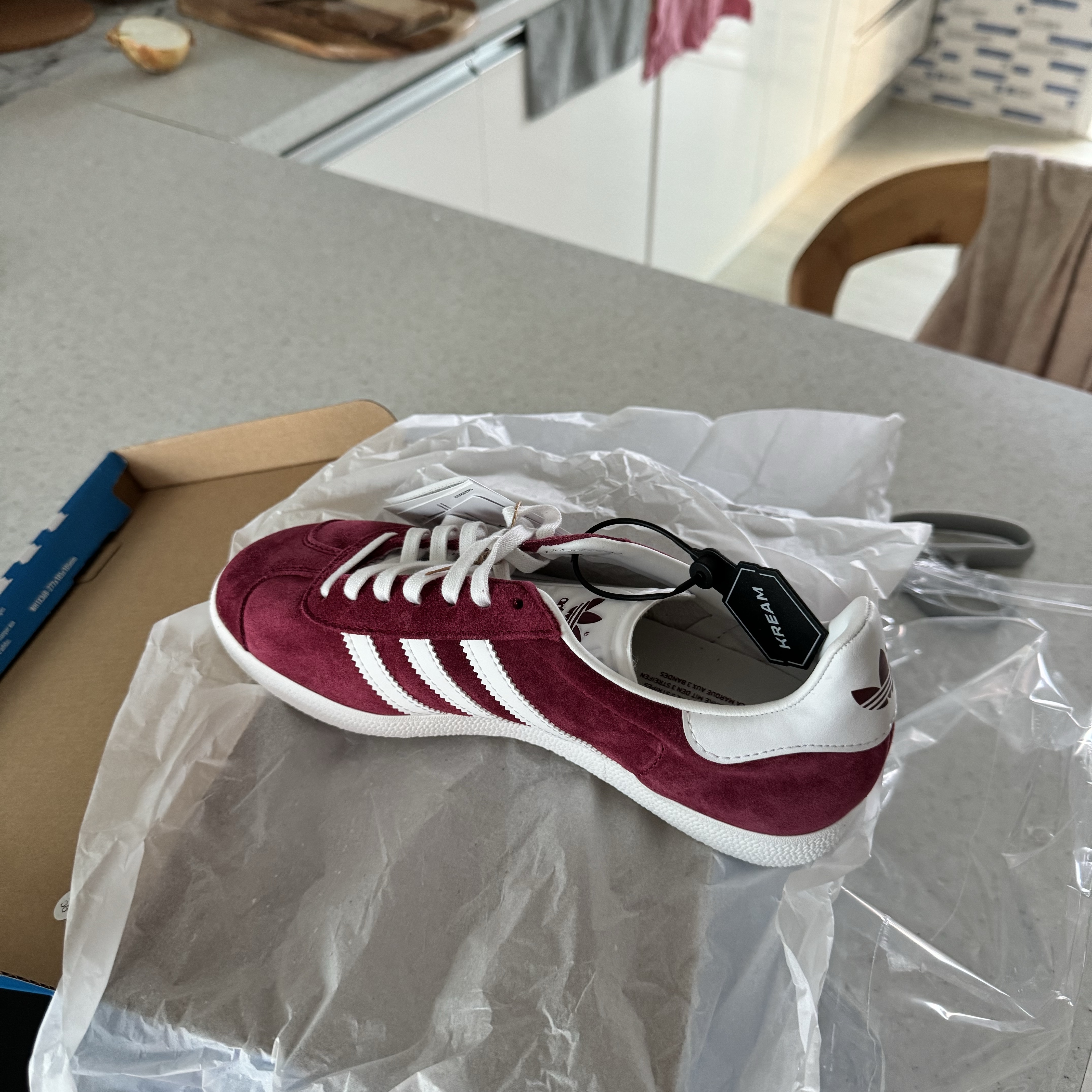 Adidas Gazelle Collegiate Burgundy 착용 스타일