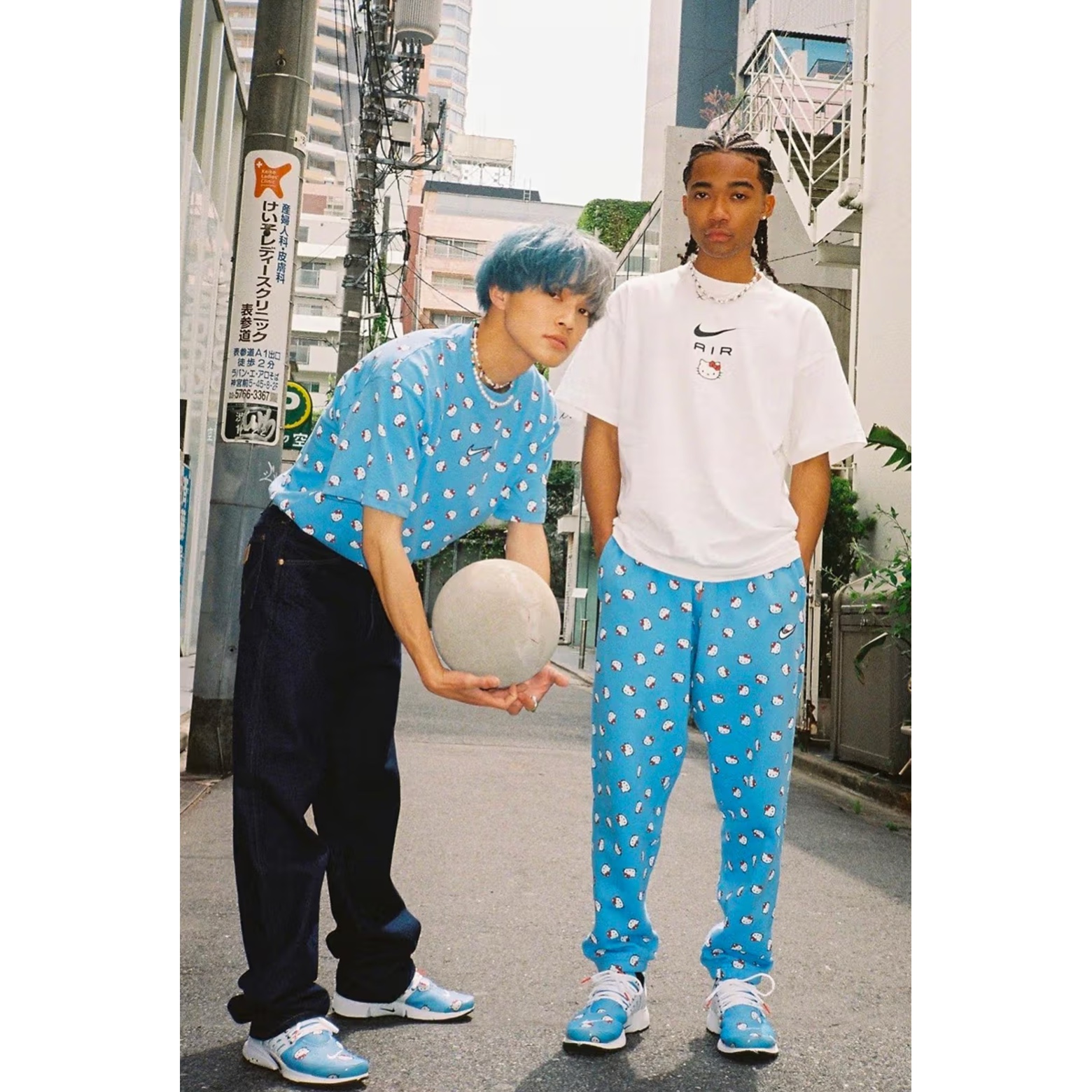 Open Yy x Hello Kitty Trucker Cap Black, Open Yy x Hello Kitty T-Shirt Black 착용 스타일 - 4