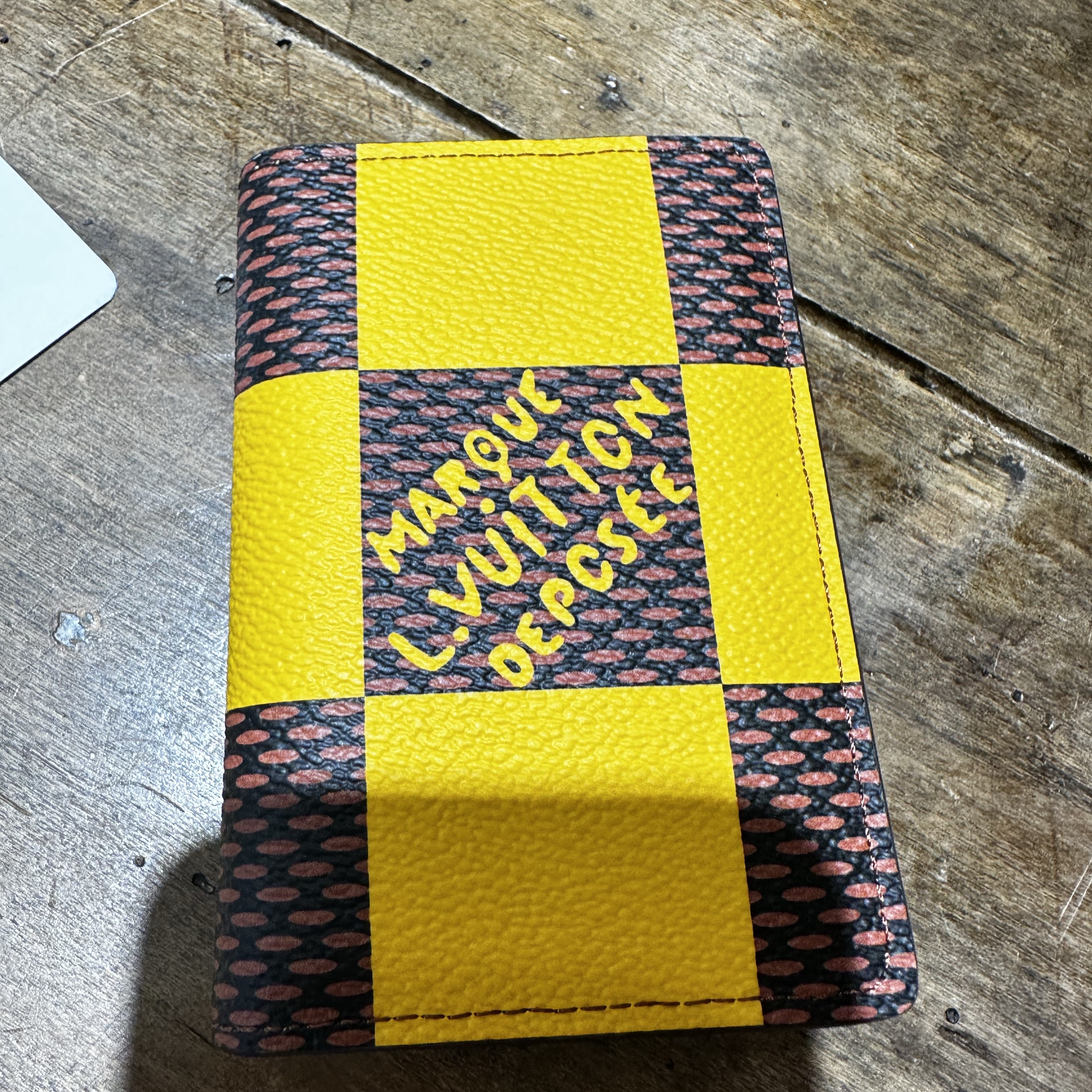 Louis Vuitton Pocket Organizer Damier Yellow 착용 스타일