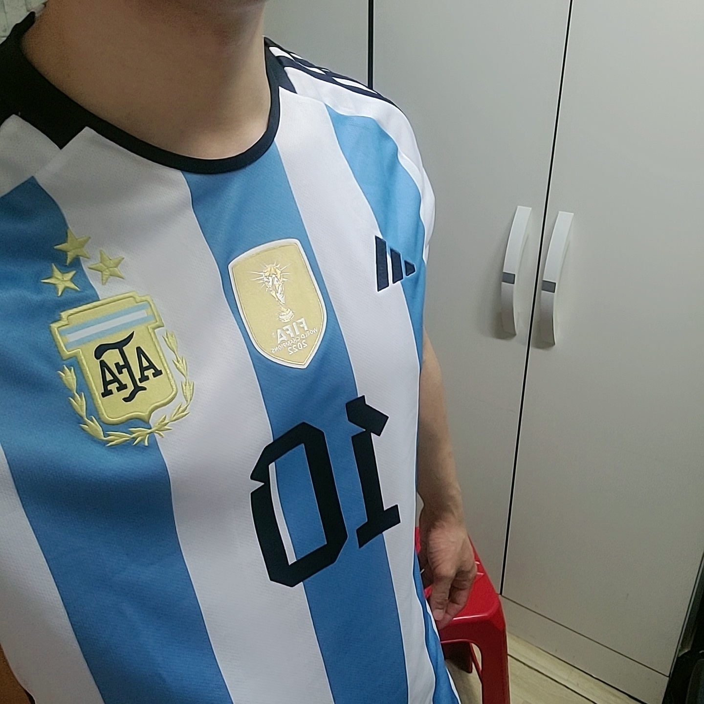Adidas Argentina Home Jersey 2022 Winners 3-Star White Light Blue - US Sizing (Non Marking Ver.) 착용 스타일